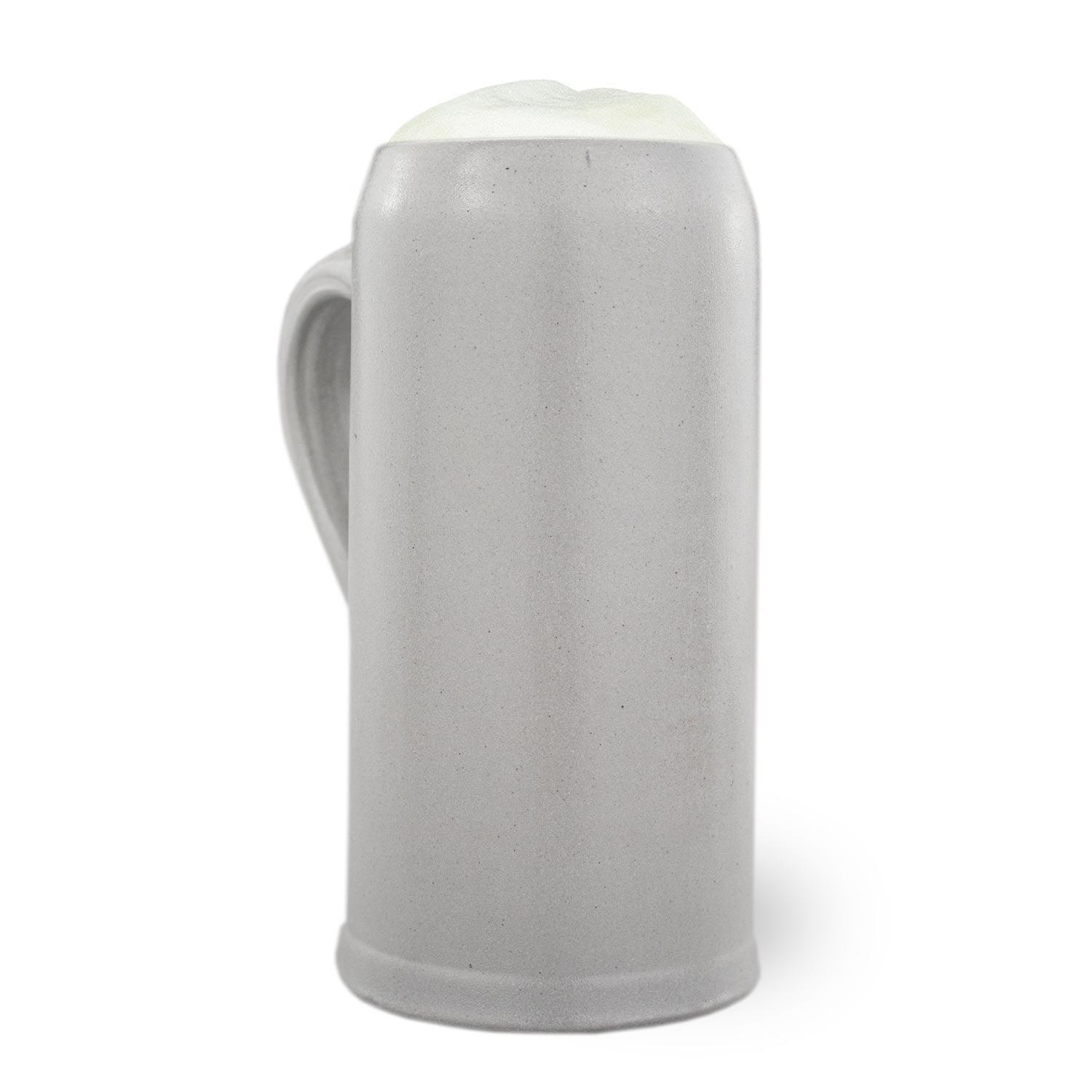Grauer, traditioneller Bierkrug aus Keramik mit Henkel und Schaumkrone, gefüllt mit frischem Bier.