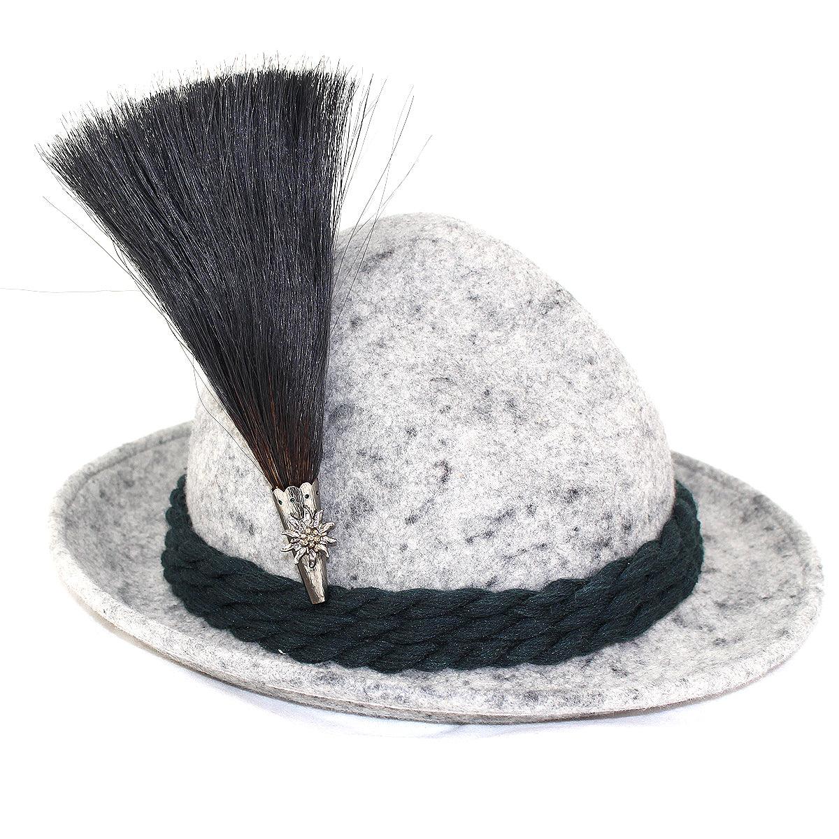 Grauer Filzhut aus Wolle mit schwarzem Kordelband, seitlichem Gamsbart und Edelweiß-Anstecker, traditionelle Trachtenmode.