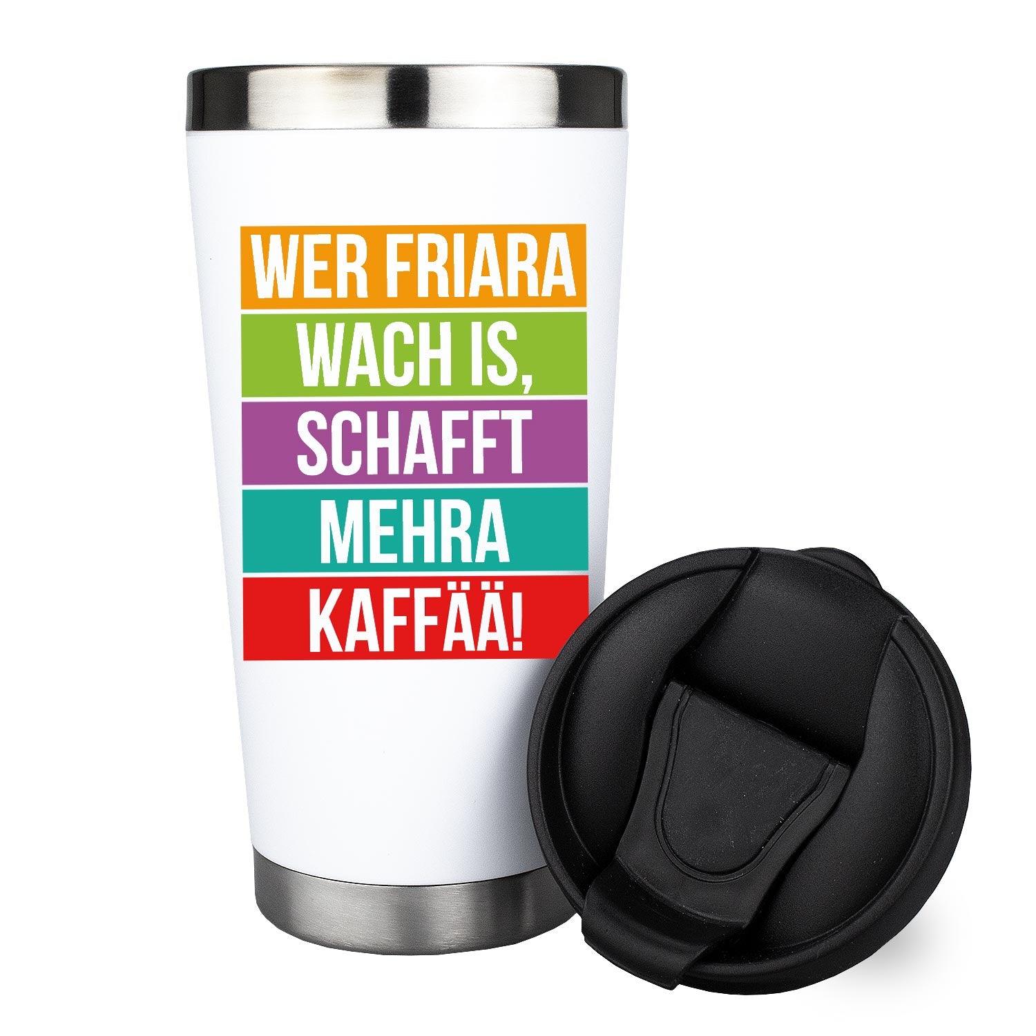 Weißer Thermo-Becher Wer friara wach is... mit bunten Schriftzügen und schwarzem Trinkdeckel für unterwegs.