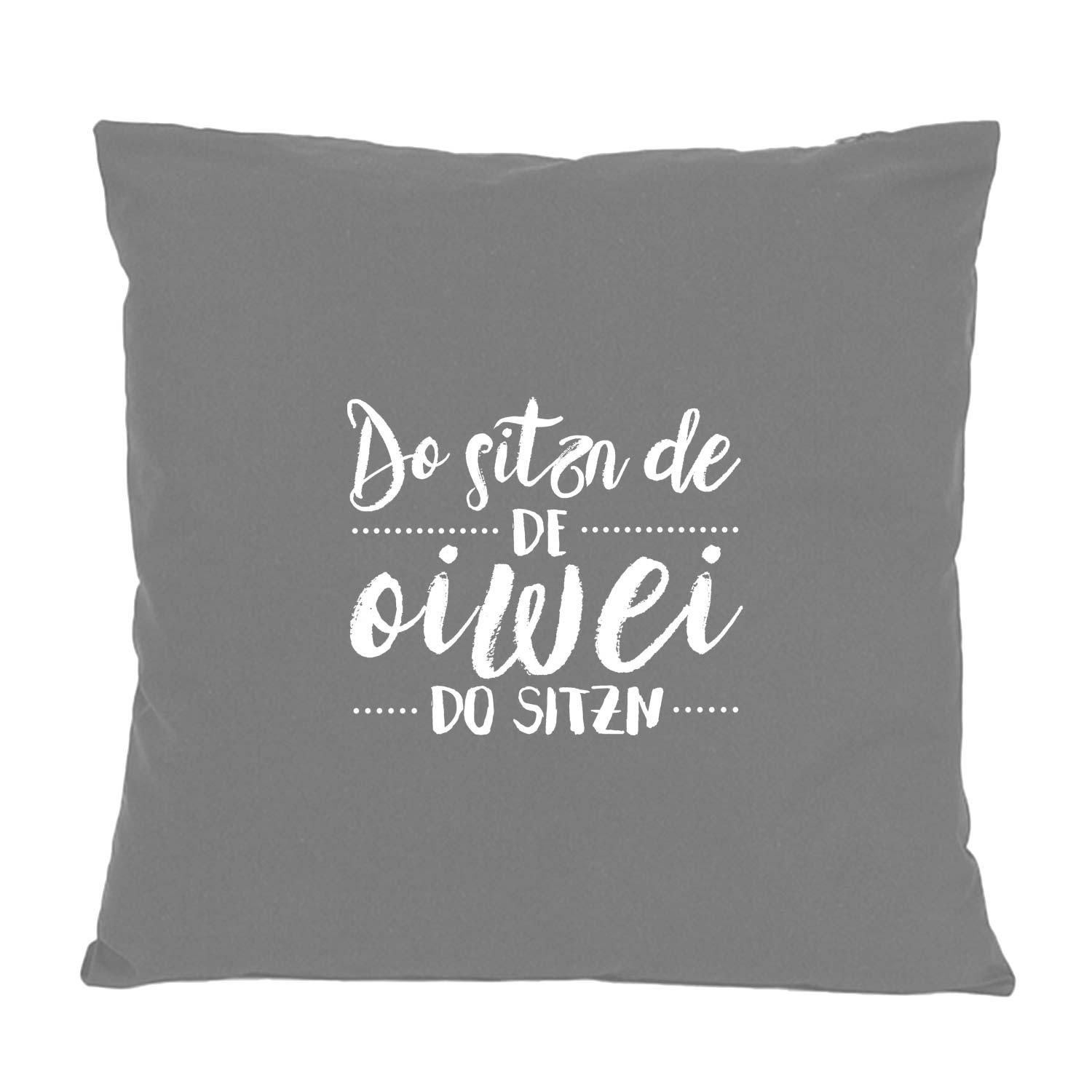 Graues Kissen Do sitzn de oiwei... mit weißem Schriftzug, Dekokissen für Wohnzimmer.