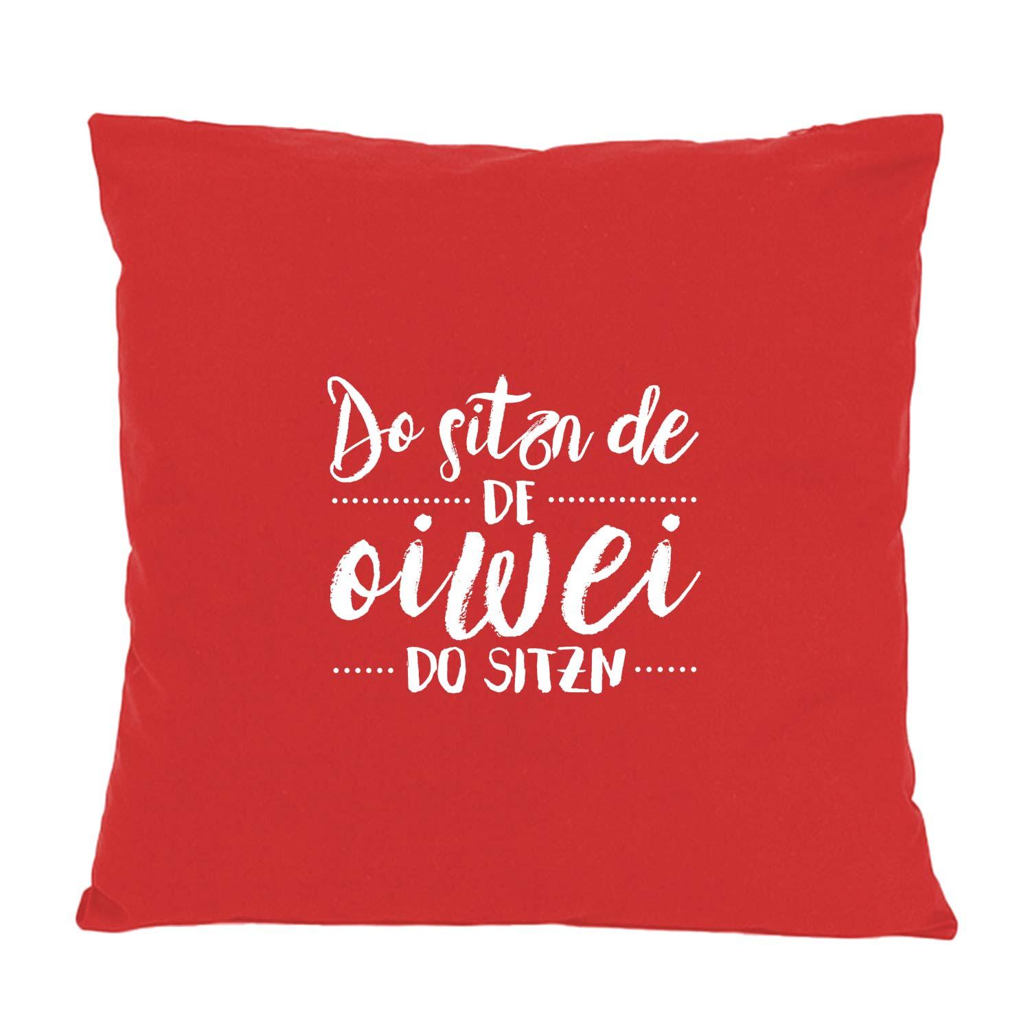 Rotes Kissen Do sitzn de... mit weißem Schriftzug in Schreibschrift, bayrisches Dekokissen.