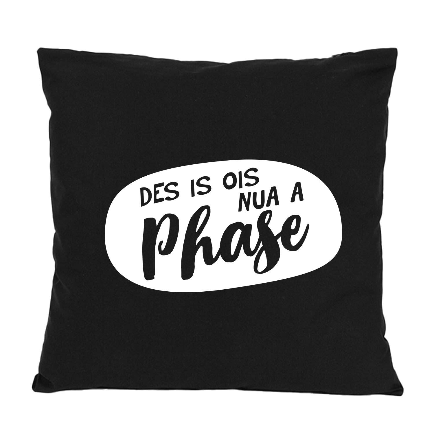 Schwarzes Kissen "Nua a Phase..." mit weißem, ovalem Schriftzug auf weißem Hintergrund.