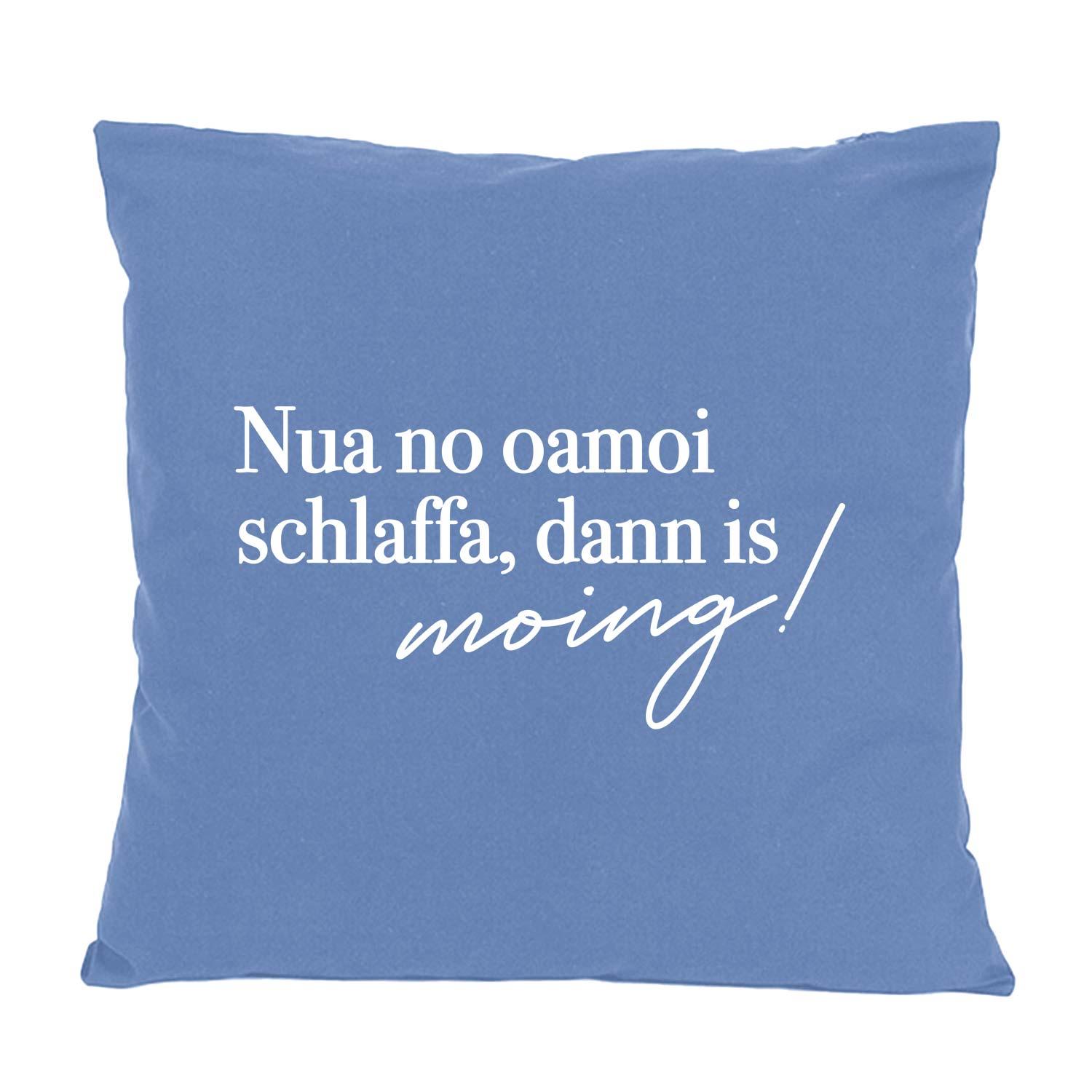 Blaues Kissen Nua no oamoi schlaffa mit weißem Spruch und bayerischem Dialekt Motiv für Schlafzimmer Deko