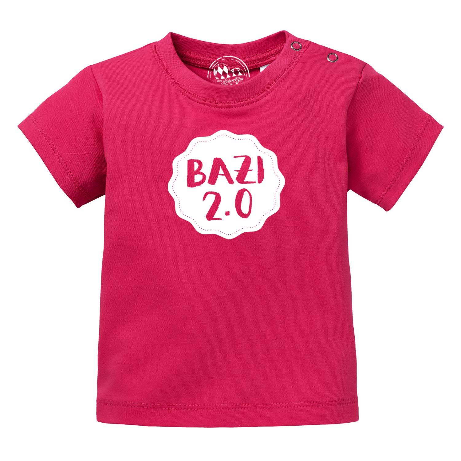 Baby T-Shirt Bazi 2.0 in leuchtendem Pink mit weißem "Bazi 2.0" Aufdruck und Druckknöpfen.