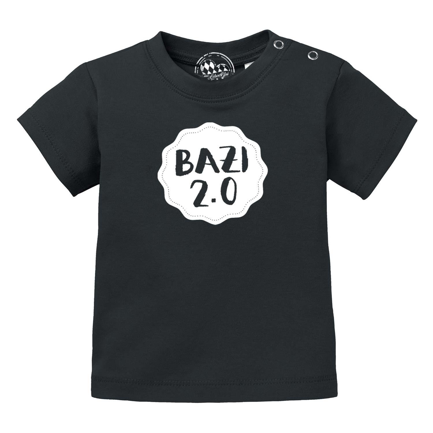 Schwarzes Baby T-Shirt Bazi 2.0 mit weißem Schriftzug auf der Brust und Druckknöpfen an der Schulter
