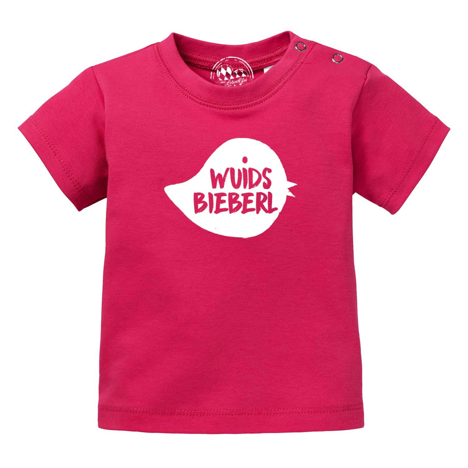 Fuchsiafarbenes Baby T-Shirt Wuids Bieberl mit weißem "Wuids Bieberl" Aufdruck und Druckknöpfen an der Schulter.