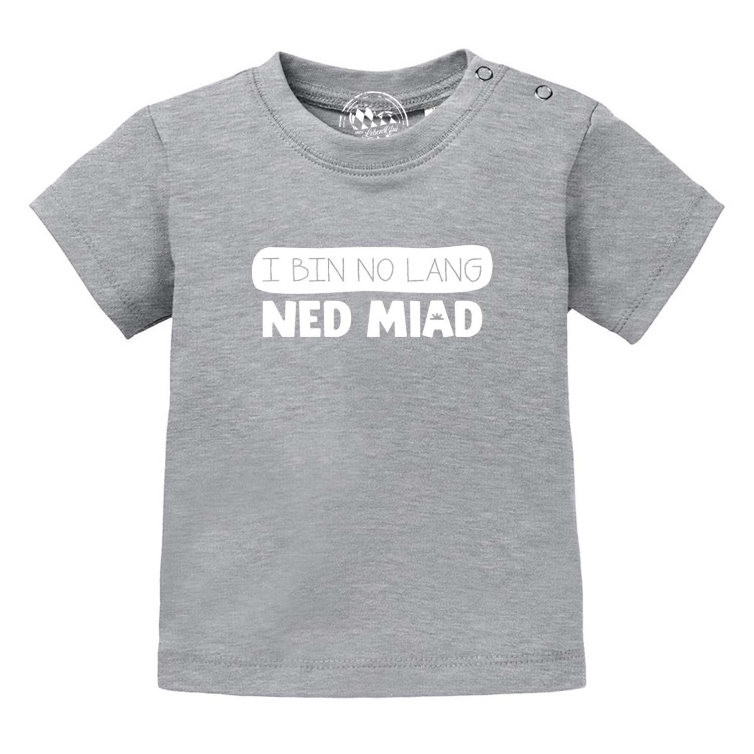 Graues Baby T-Shirt "no lang ned miad!" mit weißem Print und zwei Druckknöpfen an der Schulter.