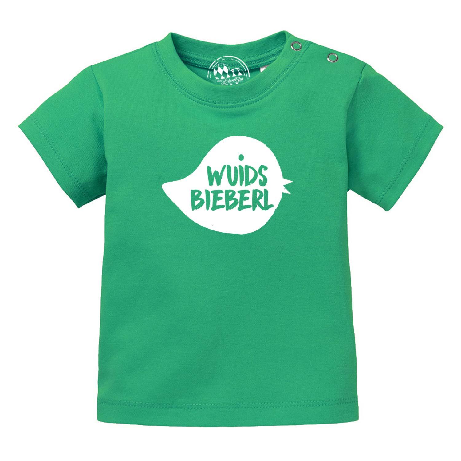 Grünes Baby T-Shirt "Wuids Bieberl" mit weißem, verspieltem Schriftzug und Druckknöpfen an der Schulter.
