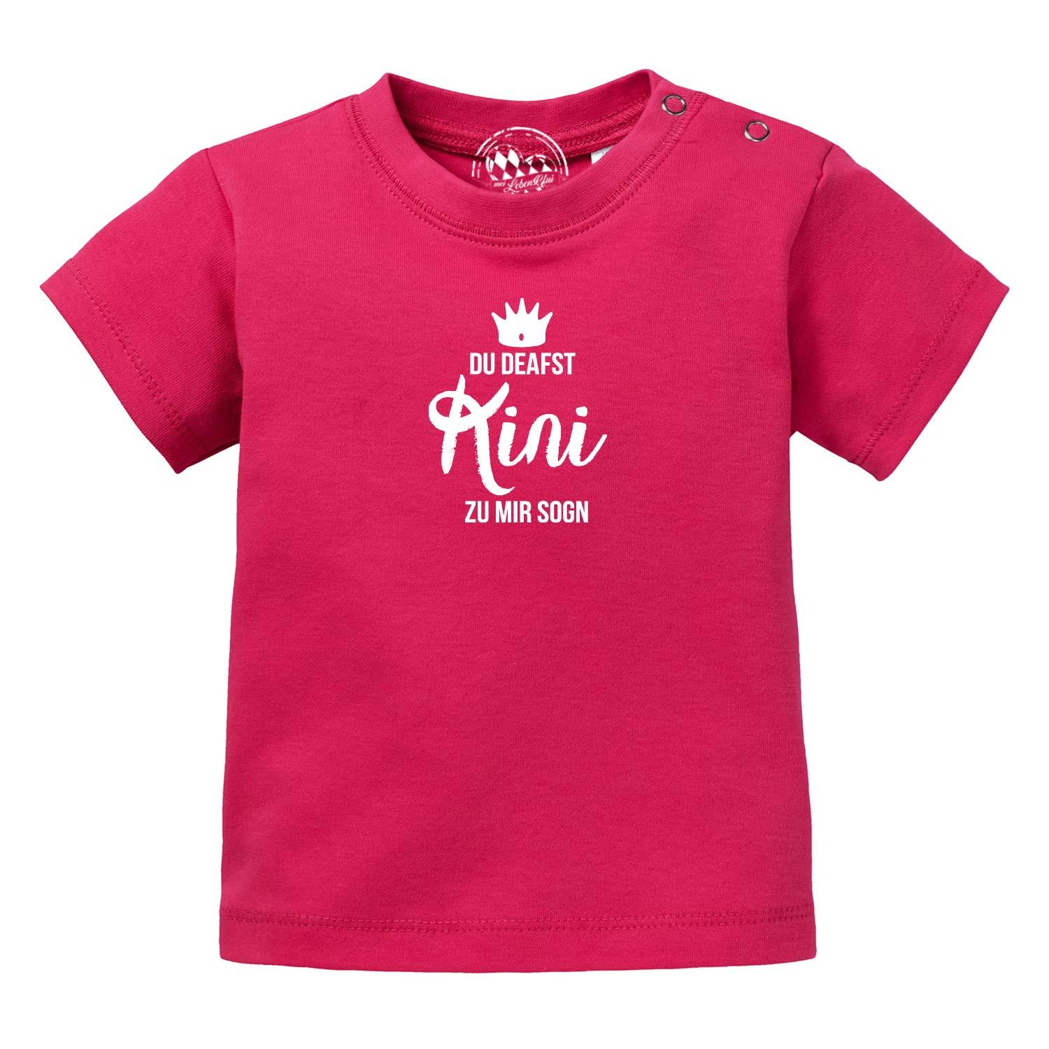 Fuchsiafarbenes Baby T-Shirt Kini mit weißem Aufdruck "DU DEAFST Kini ZU MIR SOGN" und Krone Motiv.
