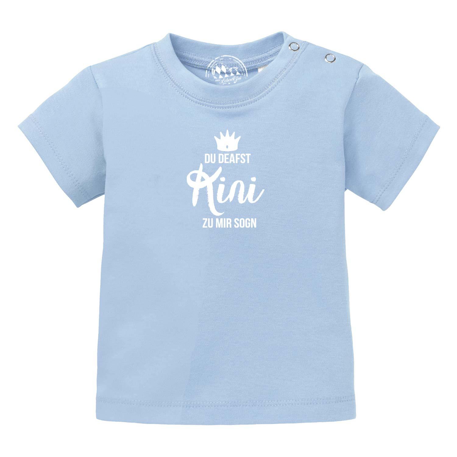 Helles Baby T-Shirt Kini in Hellblau mit weißem Aufdruck "Du deafst Kini zu mir sogn" und Krone.