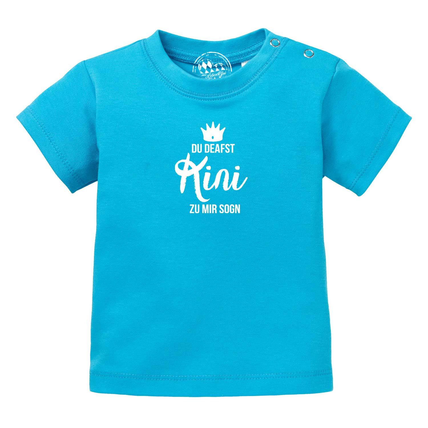 Türkisblaues Baby T-Shirt Kini mit weißem Aufdruck "Du deafst Kini zu mir sogn" und Krone als Motiv.