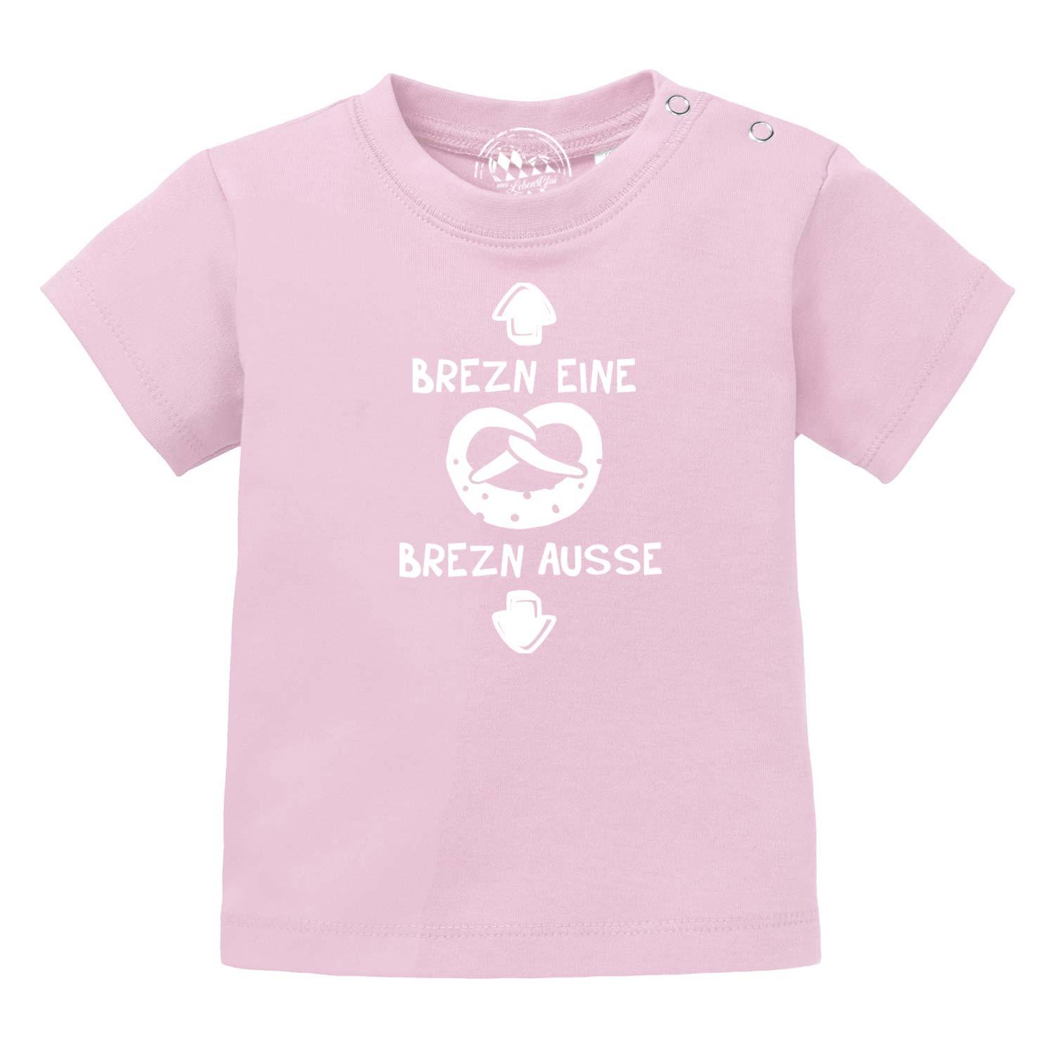Rosa Baby T-Shirt Brezn aus Baumwolle mit weißem Brezen-Spruch und Druckknöpfen an der Schulter.