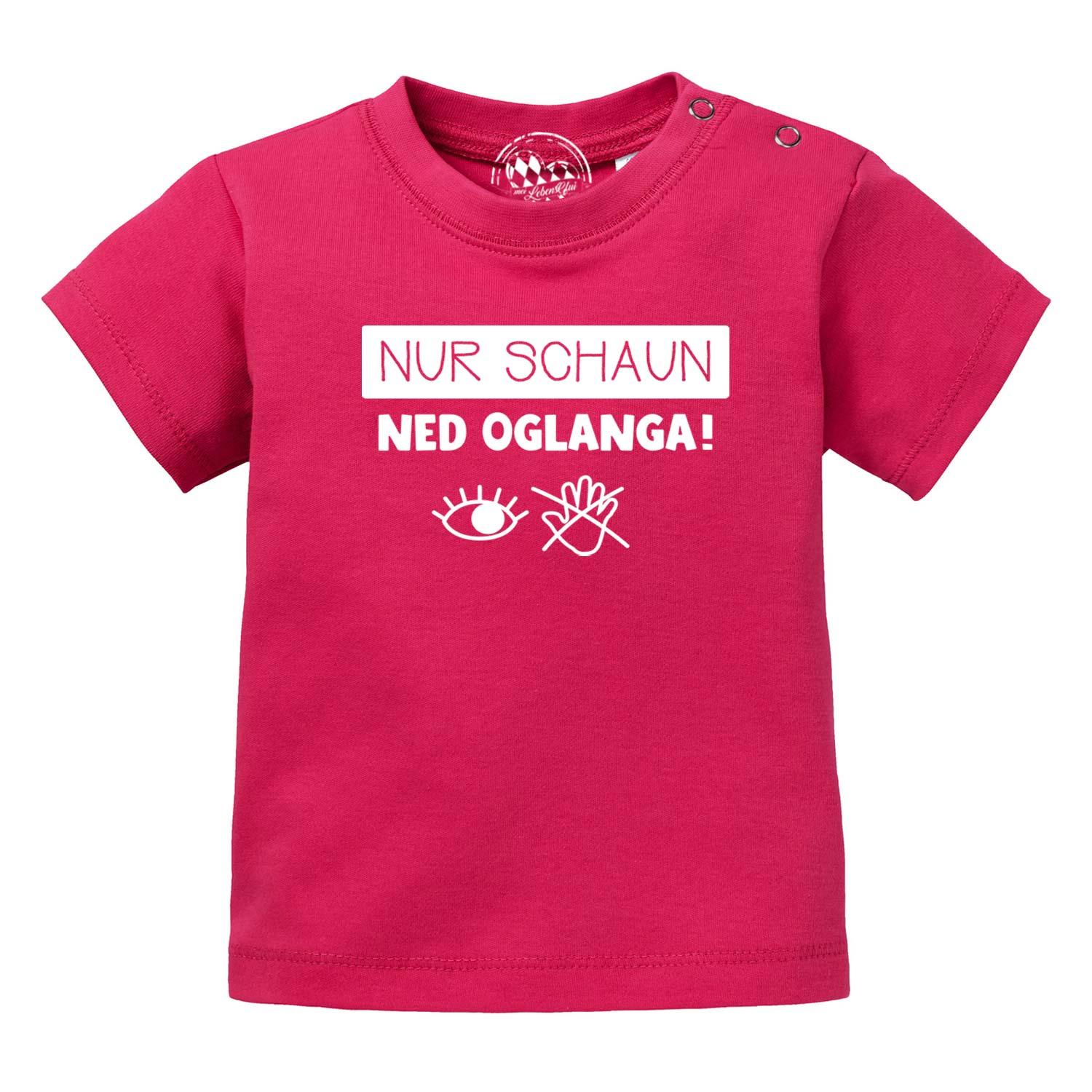 Baby T-Shirt "Nur schaun…" in leuchtendem Pink mit weißem Spruch "Nur schaun ned oglanga!" und Augen/Hände-Symbolen.