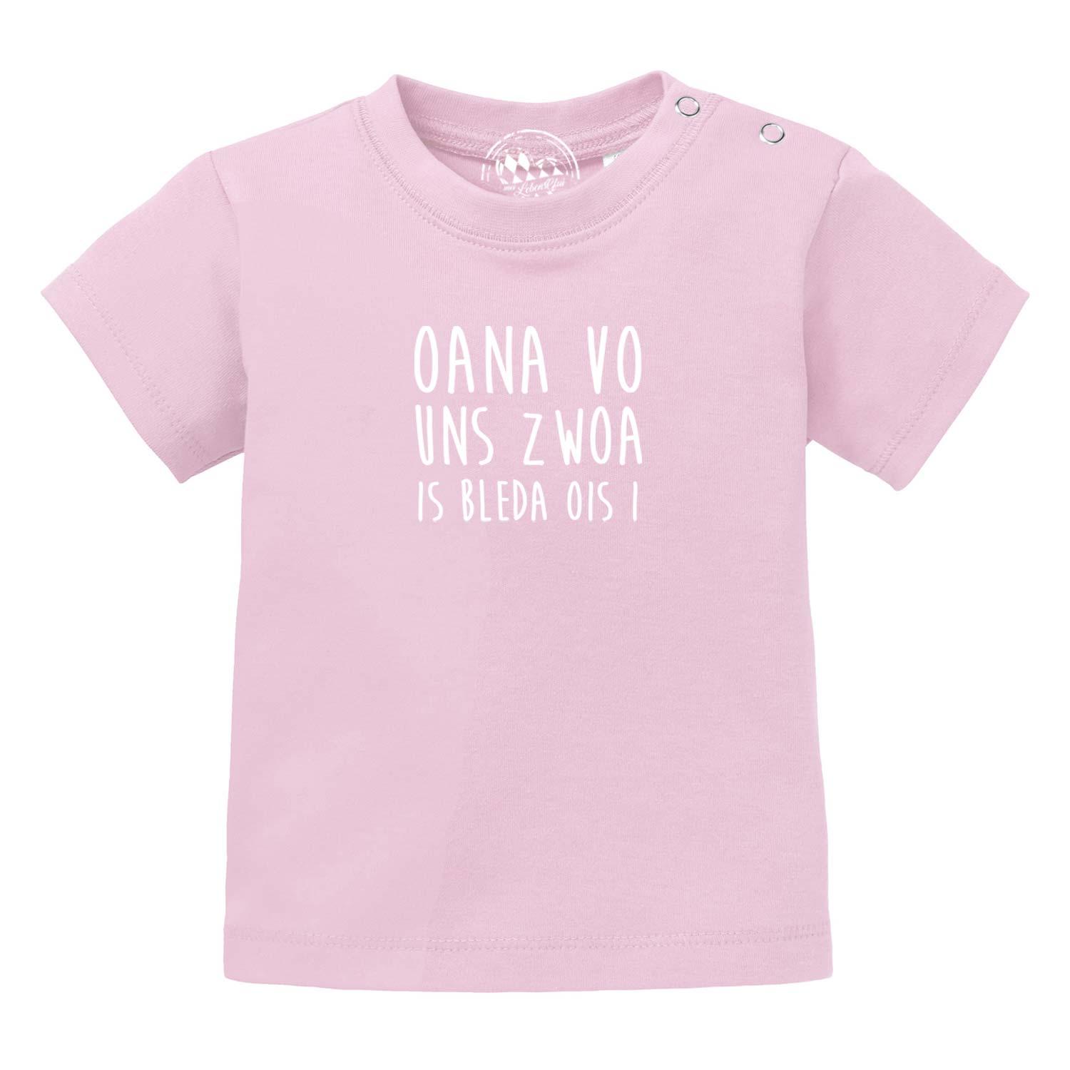 Baby T-Shirt "Bleda ois i!" in hellem Rosa mit lustigem Spruch und Druckknöpfen an der Schulter