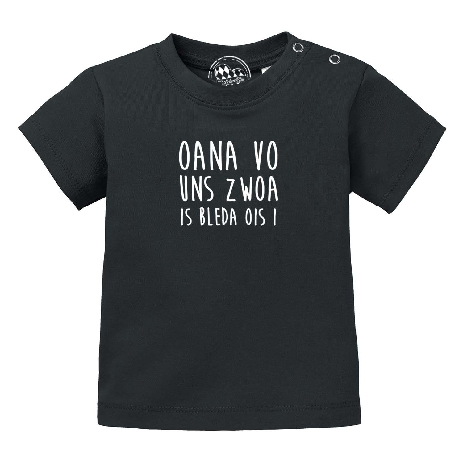 Schwarzes Baby T-Shirt "Bleda ois i!" mit weißem bayerischen Spruchdruck und Knopfverschluss an der Schulter.