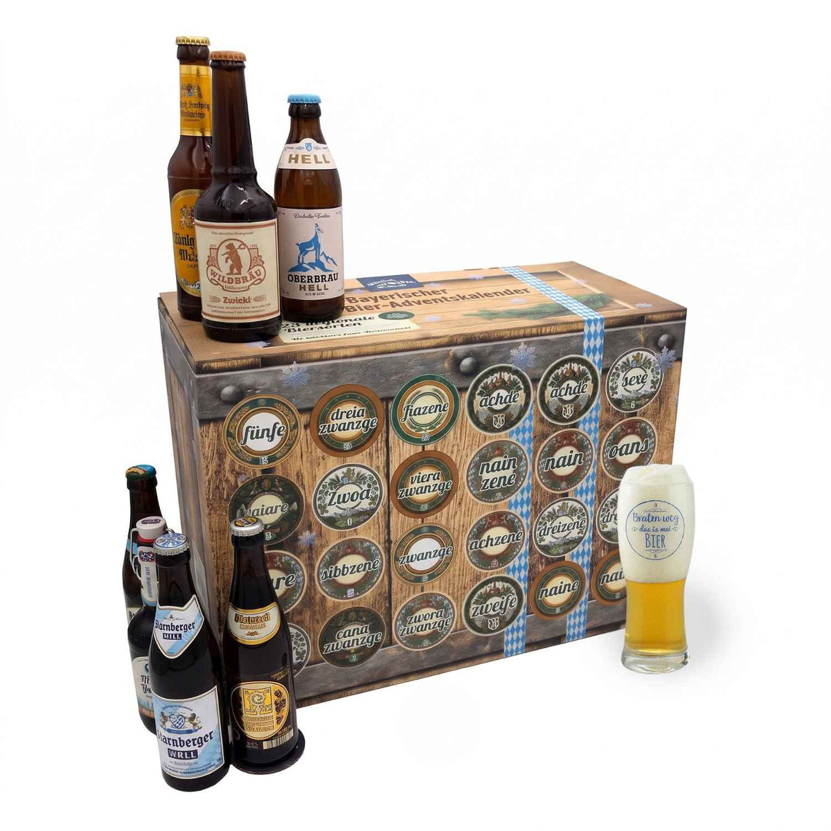 Bayerischer Bier-Adventskalender in Holzfass-Optik mit 24 Türchen, umgeben von verschiedenen Bierflaschen und einem vollen Bierglas.