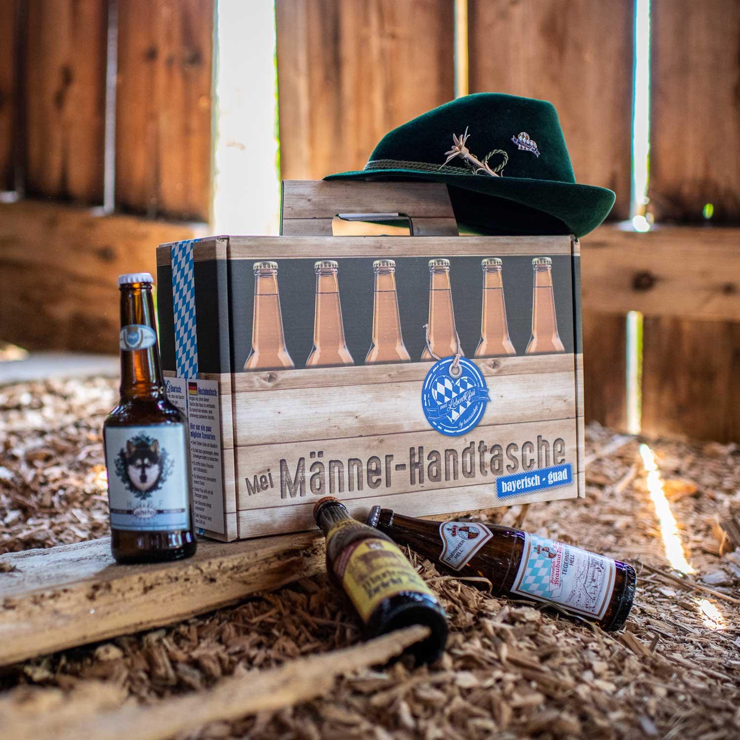 Bier-Geschenk Männer-Handtasche aus Pappe mit Bierflaschen und Trachtenhut auf Holzspänen