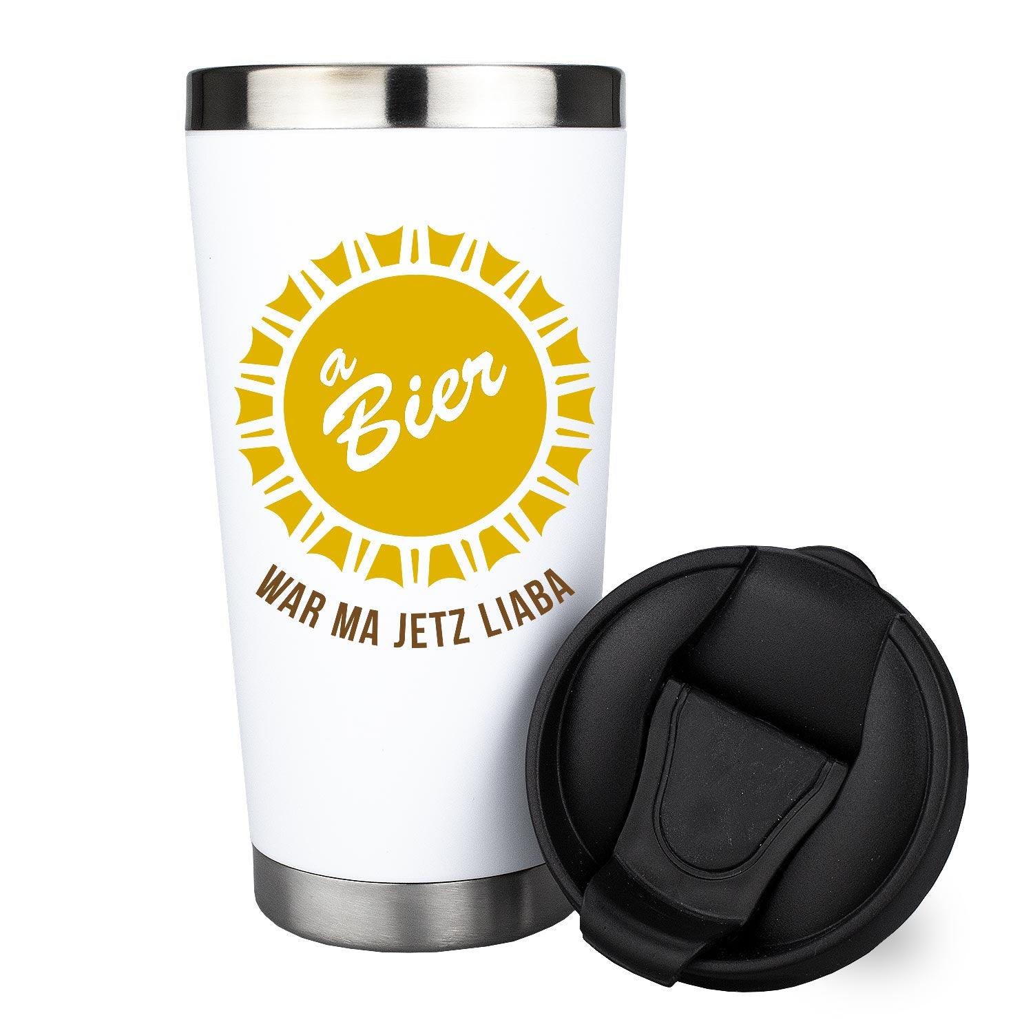 Weißer Thermo-Becher Bier war ma jetzt liaba mit gelbem Kronkorken-Motiv und braunem Schriftzug, schwarzer Deckel daneben.