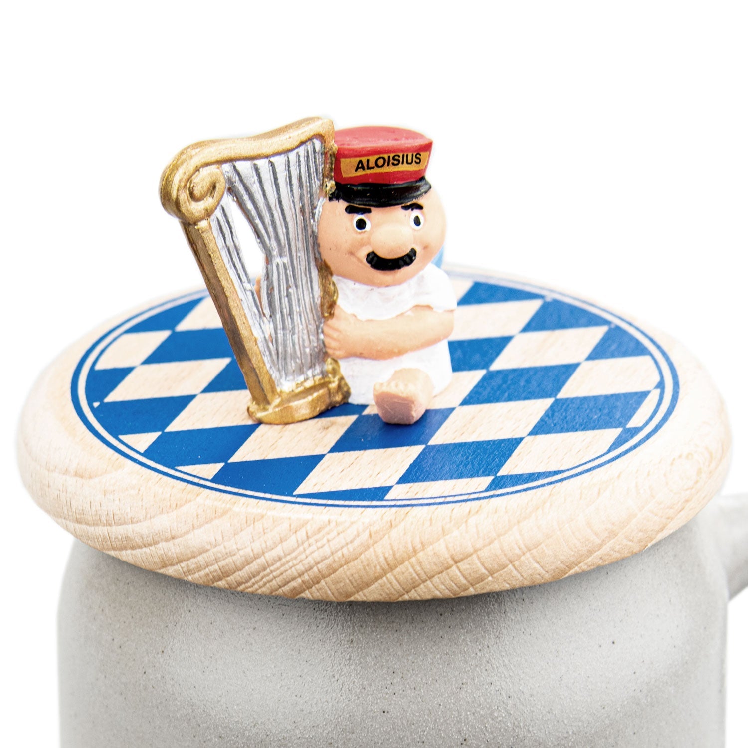 Detailaufnahme vom Engel Aloisius Bierdeckel Harfe, mit Harfe und bayerischem Rautenmuster auf Holzkrug.