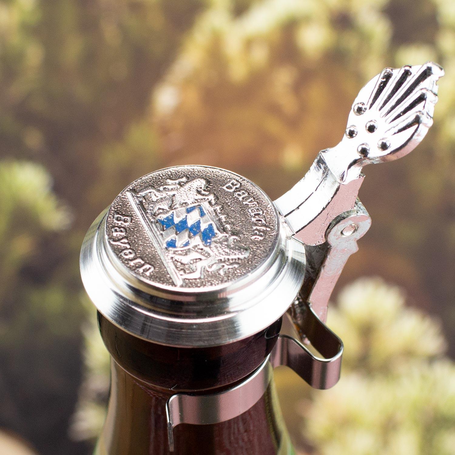 Zinndeckel für Bierflaschen mit Schriftzug „Freistaat Bayern“ und bayerischem Wappen, silberfarbenes Metall.