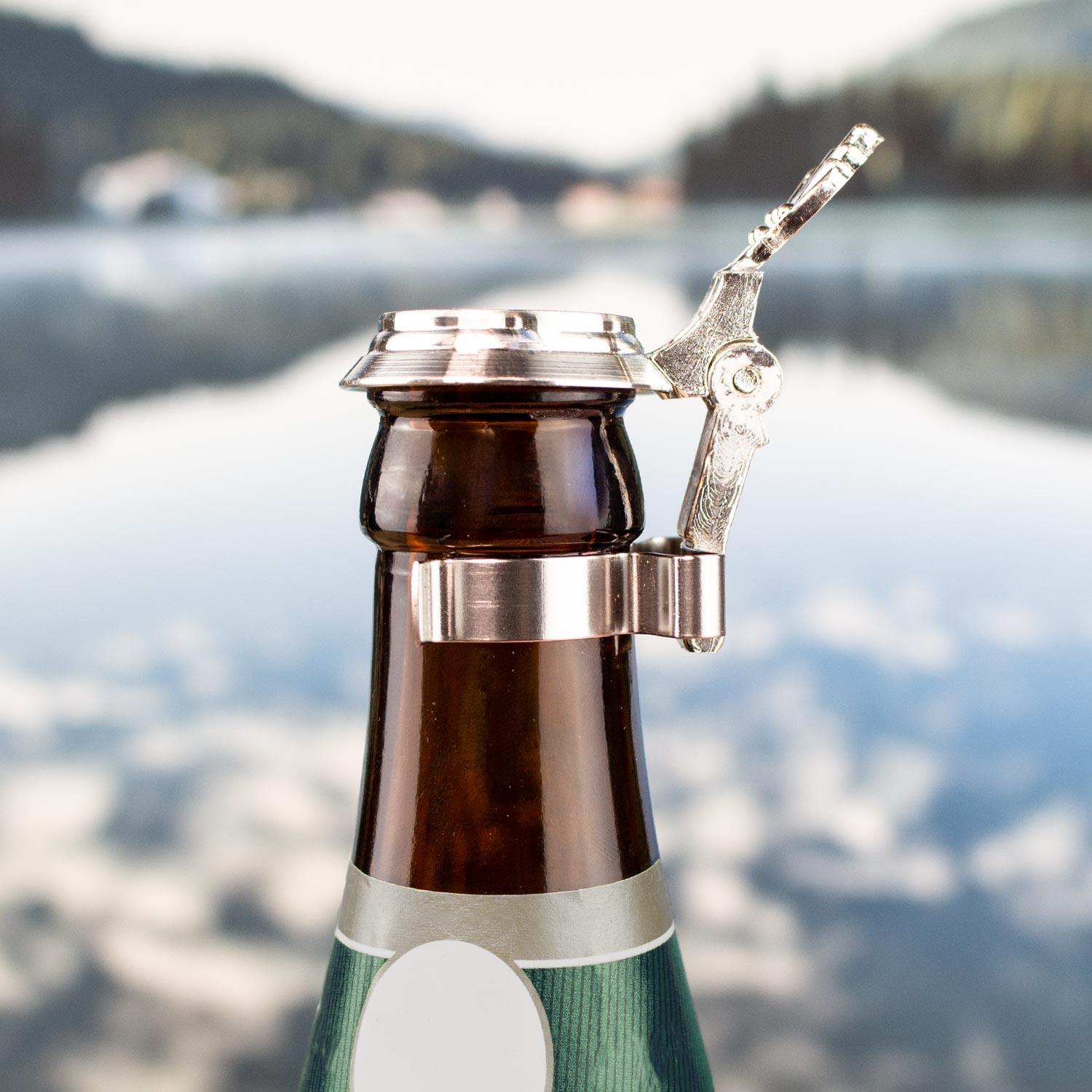Zinndeckel für Bierflaschen mit bayerischem Wappen, rund, silberfarben, zum Aufstecken, als Insektenschutz.