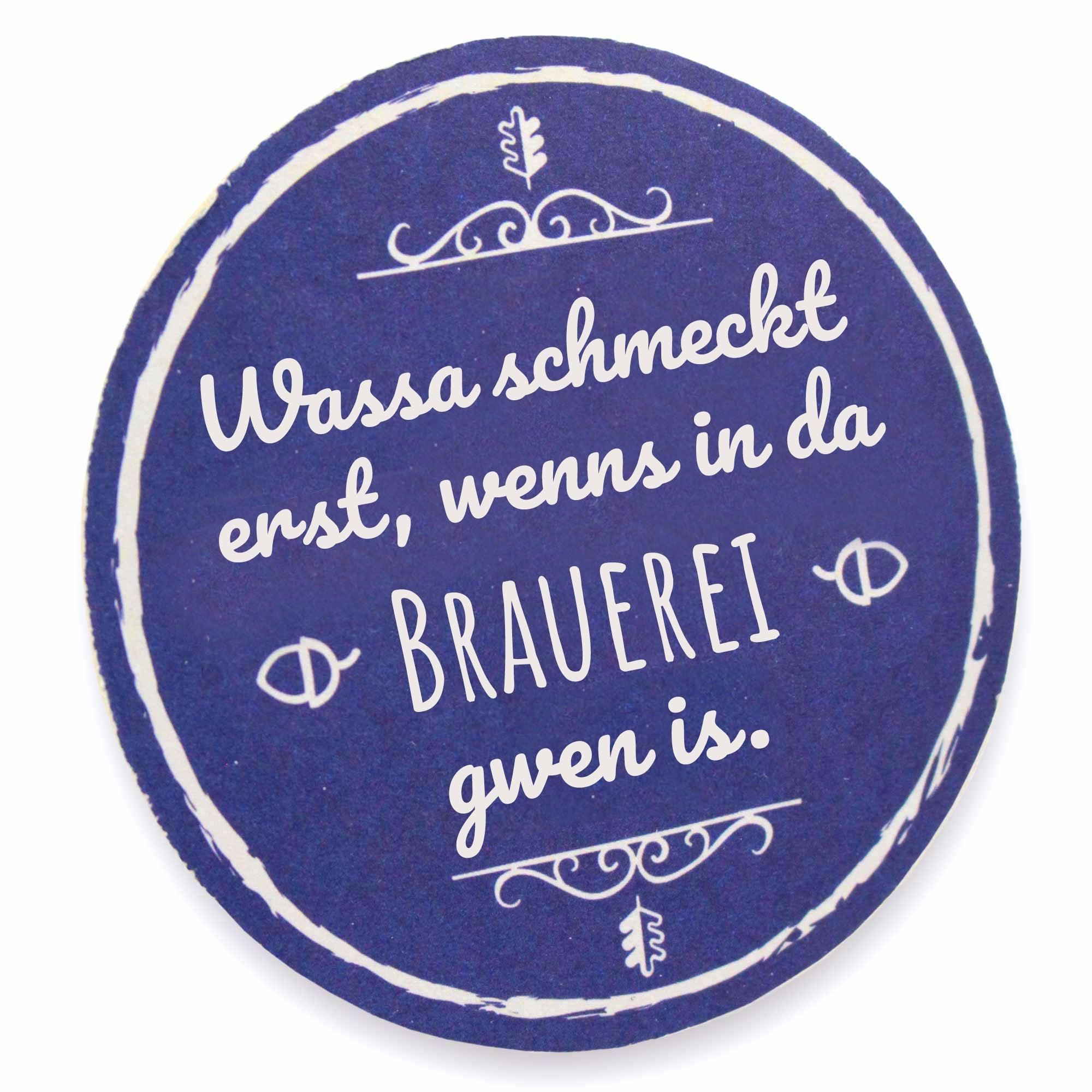 Geschenkbox mit Bierkrug samt Namensgravur, 1 Flasche Hacker Hell, Emaille-Schild „Biergarten“ und 20 Bierdeckeln.