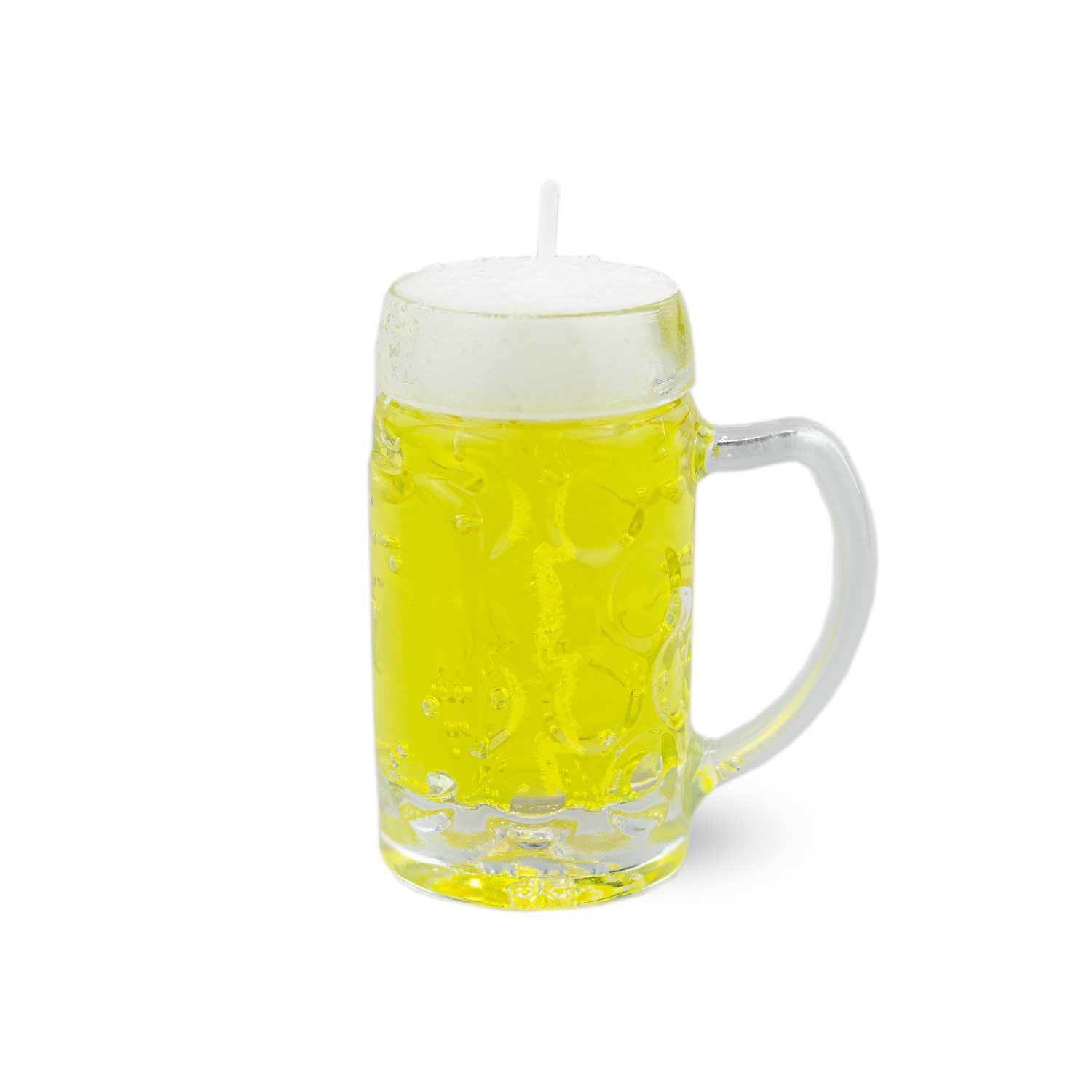 Boarische Bier-Kerze im Stamperl-Glasl, gefüllt mit gelbem Wachs und weißem Schaum, Kerzendocht sichtbar.