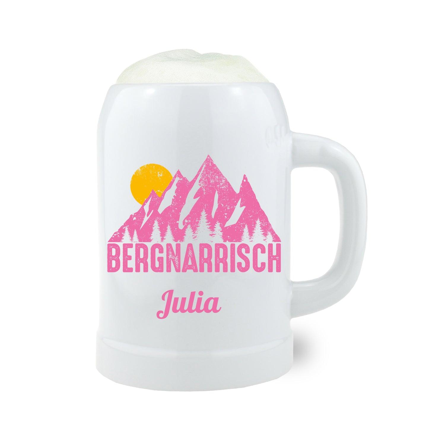Weißer Bierkrug mit pinkem "Bergnarrisch"-Motiv, orangefarbener Sonne und personalisiertem Namen "Julia".