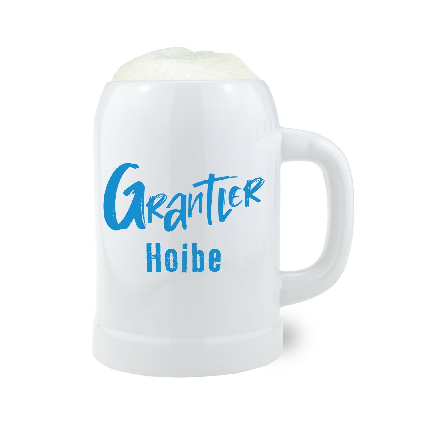 Steinkrug mit Henkel, bauchiger Form und schwarzem Schriftzug „Grantler Hoibe“, Füllmenge 0,5 Liter, Höhe ca. 126 mm.