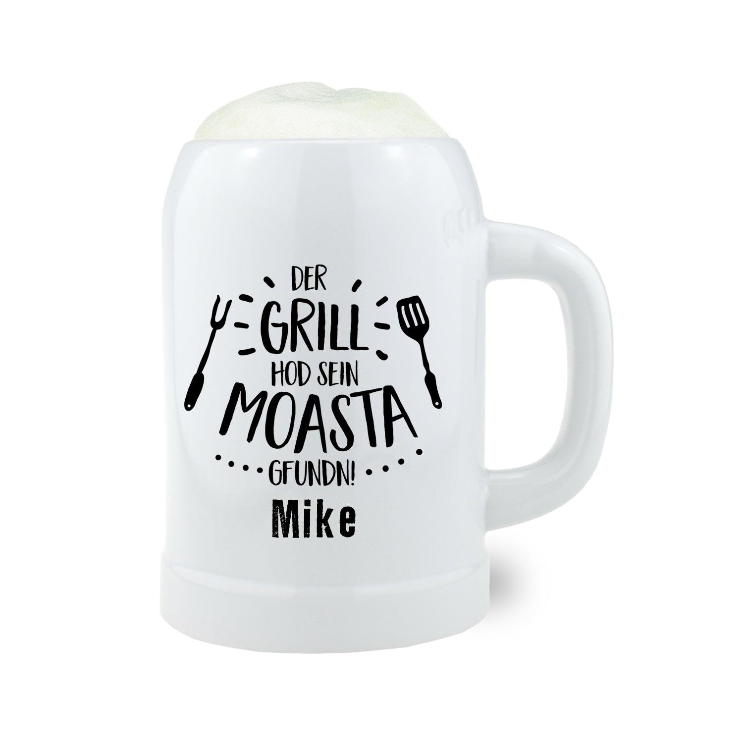 Personalisierter Bierkrug aus Glas mit Schriftzug "Grillmoasta", individueller Namensgravur und Henkel, 0,5 Liter.