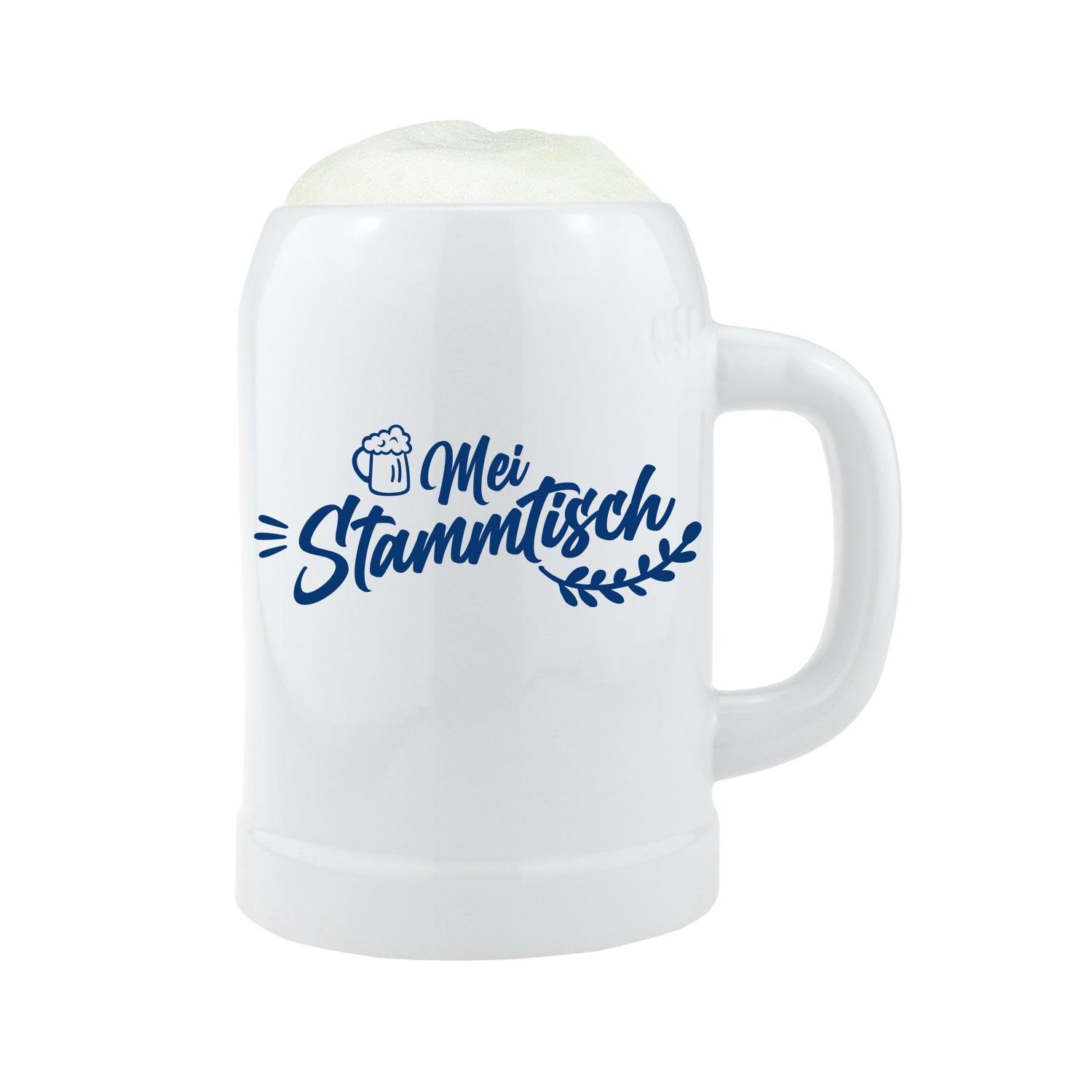 Personalisierbarer Bierkrug aus Keramik mit Henkel, Gravur „Mei Stammtisch“ und individuellem Wunschnamen, 0,5 l.