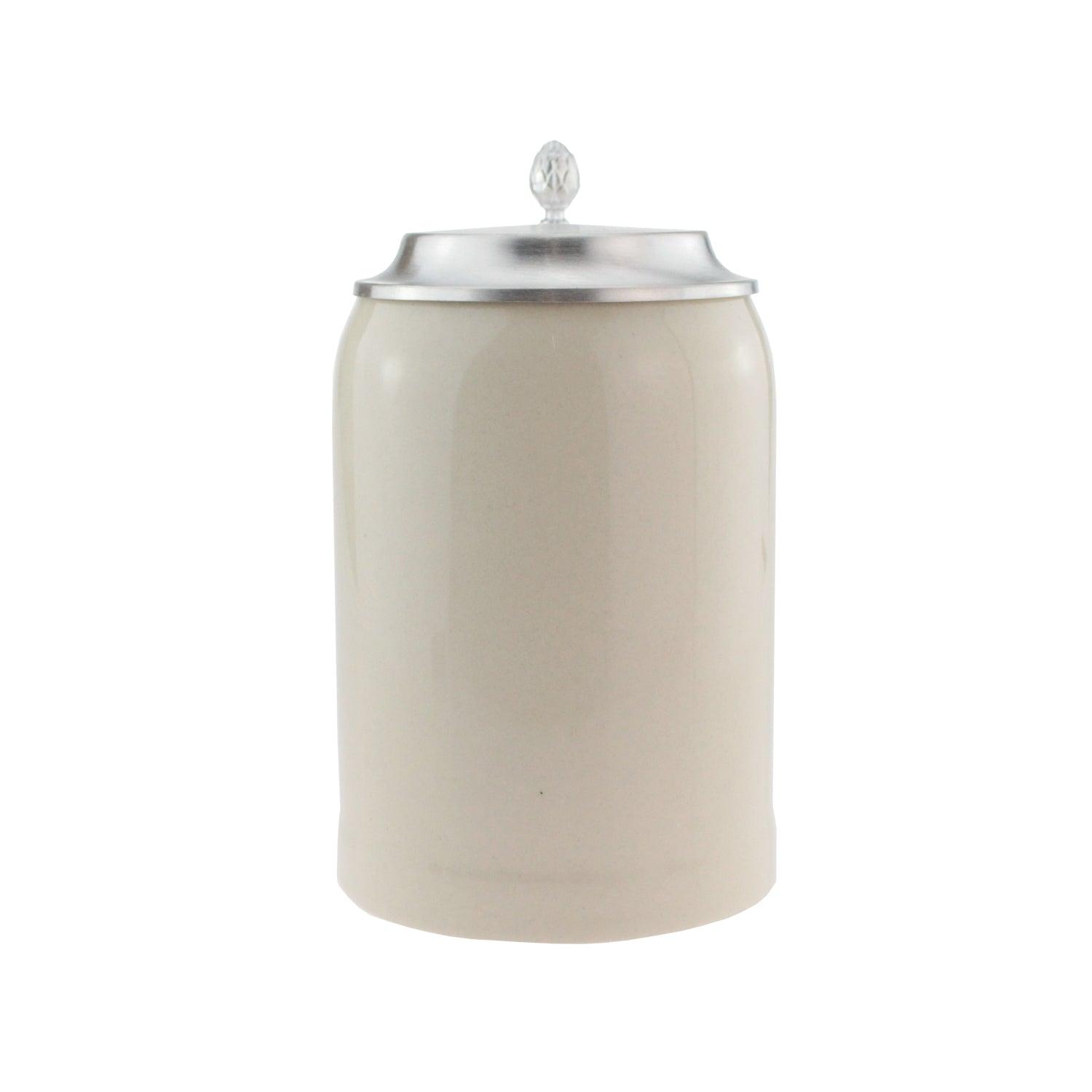 Personalisierbarer Bierkrug aus hellem Steingut mit graviertem Schriftzug und traditionellem Zinndeckel, 0,5 L.