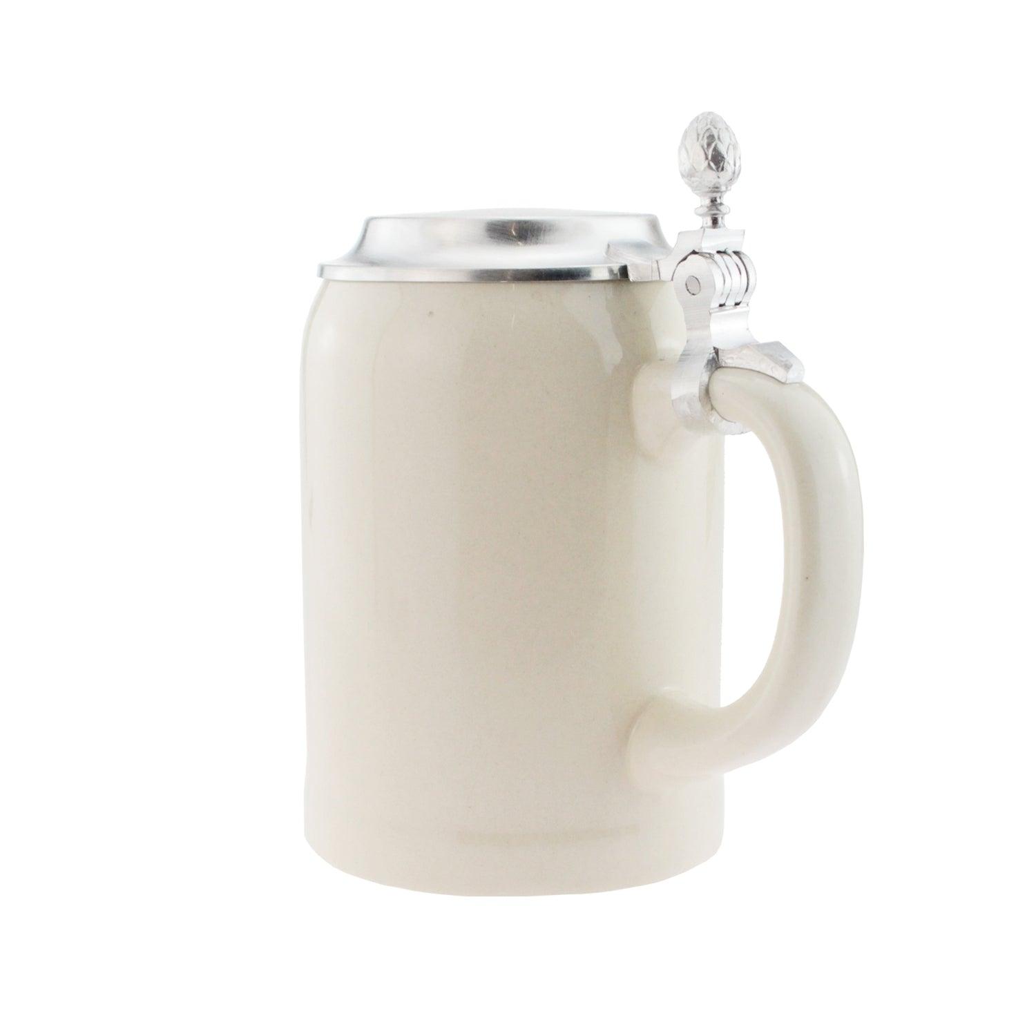 Halb-literschwerer Bierkrug aus Steingut mit Zinndeckel, individuell gravierbar, beige mit Muster und schwarzem Schriftzug.