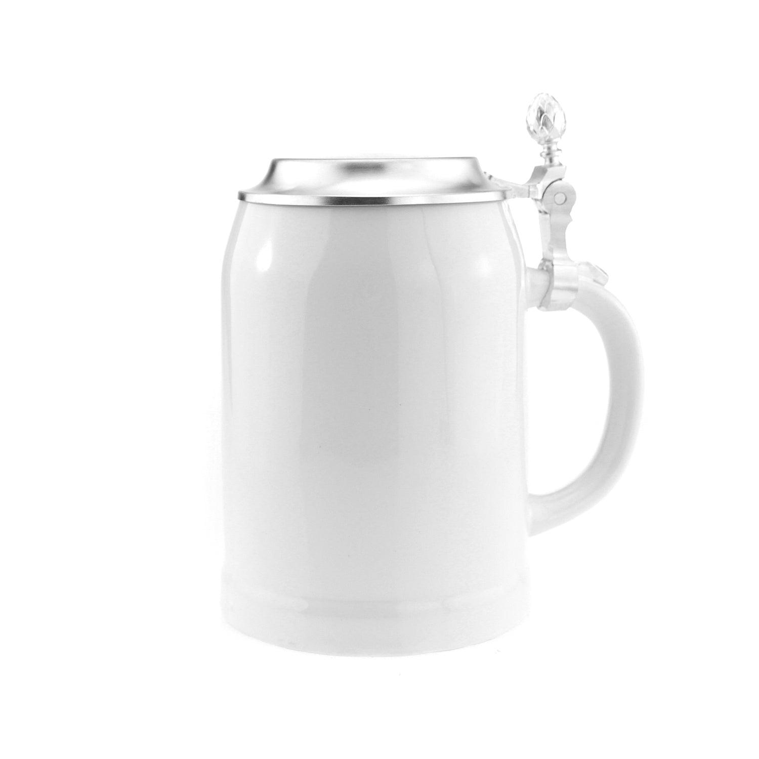 Personalisierbarer Bierkrug aus Stein mit Zinndeckel, graviertem Schriftzug und geschwungener Form, 0,5 Liter.