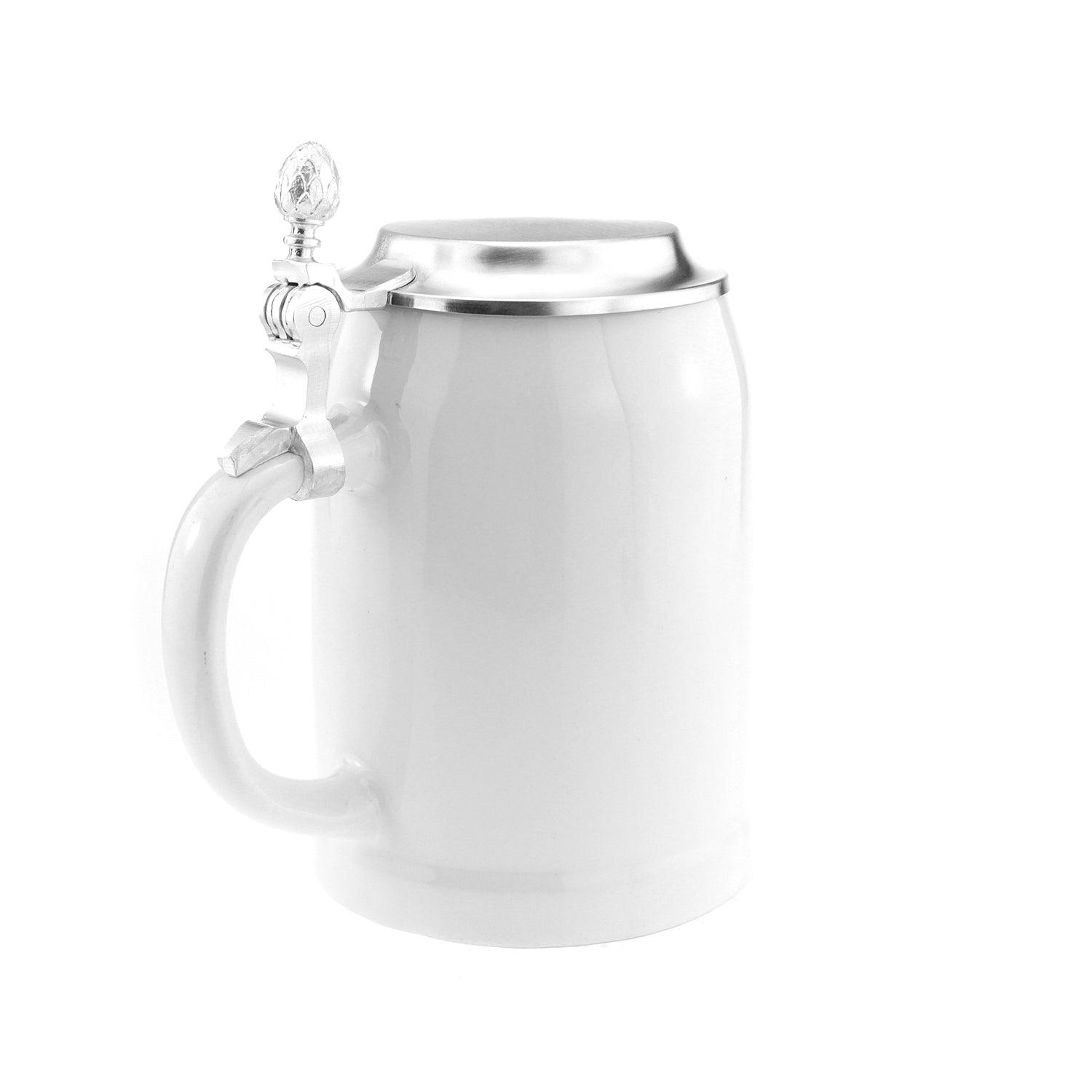 Personalisierbarer Bierkrug aus hellem Steingut mit Zinndeckel, Gravurfläche, Reliefstruktur und Schriftzug.