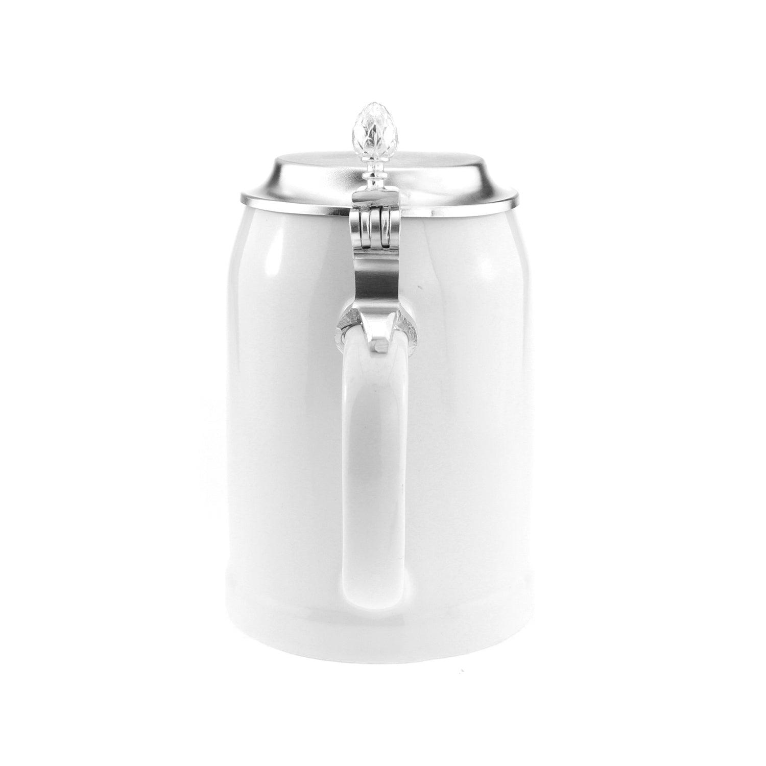 Halbtransparenter Steinkrug mit Henkel, Zinndeckel und individueller Gravur auf der sandfarbenen Oberfläche, 0,5 l.