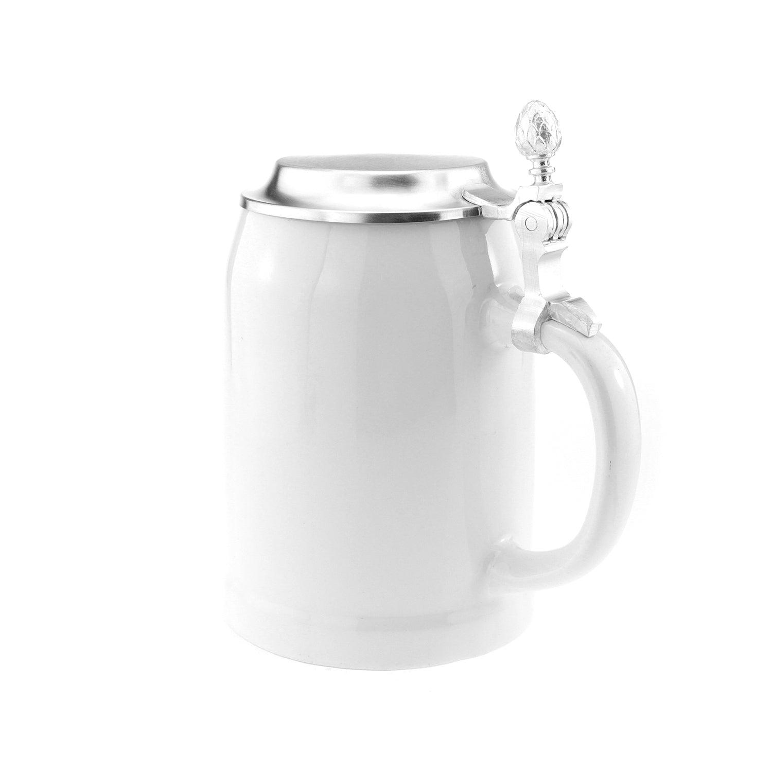 Personalisierbarer Bierkrug aus Steinzeug mit Deckel aus Zinn, graviertem Schriftzug und bauchiger Form, 0,5 Liter.