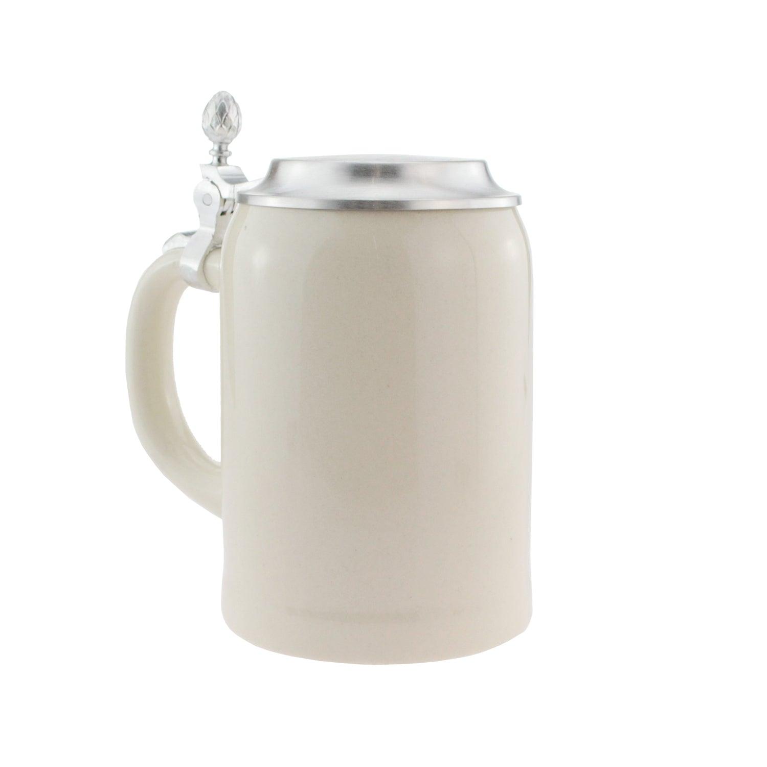 Traditioneller Bierkrug aus grau-beigem Steingut mit Zinndeckel, breitem Henkel und individueller Gravur.