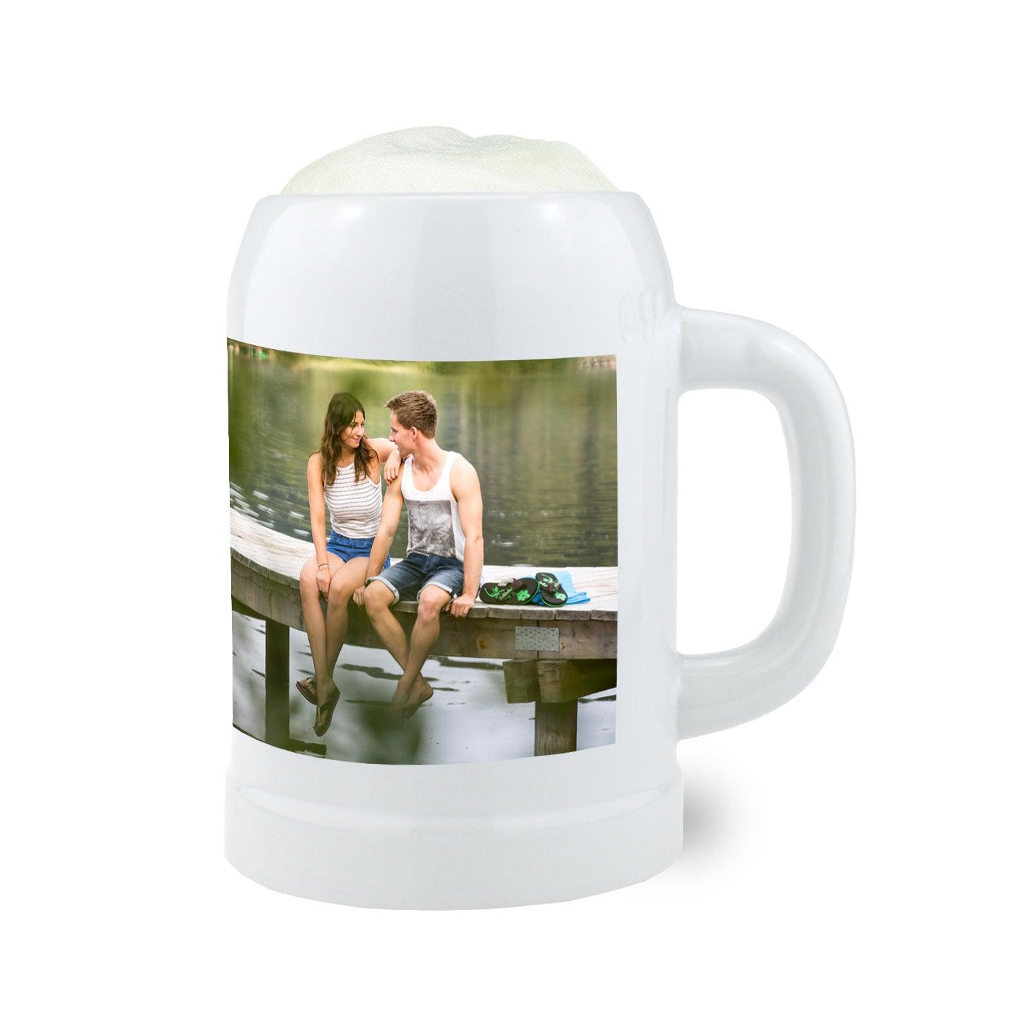 Weißer Bierkrug mit Henkel, personalisierbar mit Wunschfoto oder Logo, glänzende Keramik, zylindrische Form, 0,5 Liter.