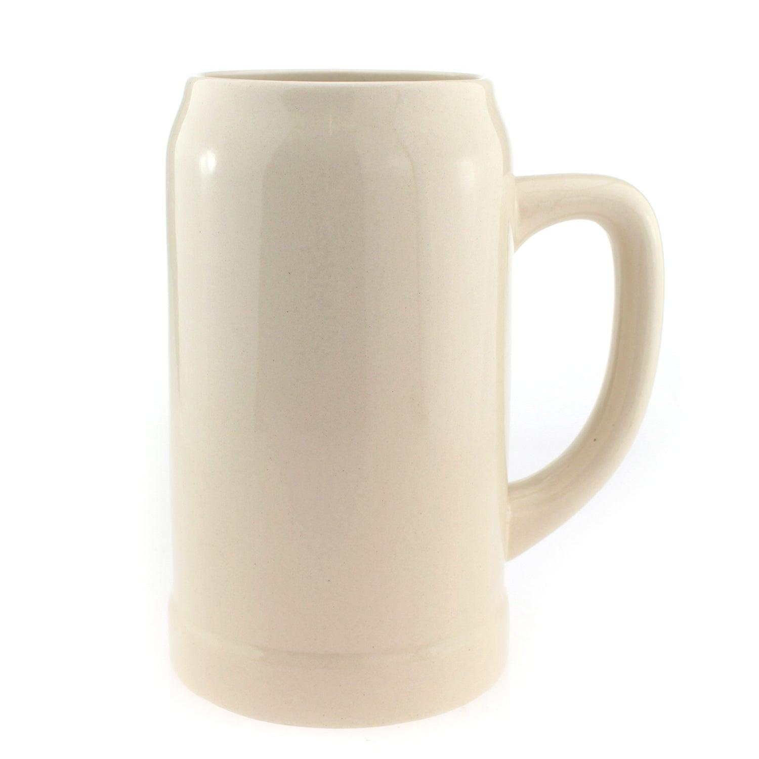Hellgrauer Bierkrug aus Keramik mit breitem Henkel und individueller Gravur in brauner Schrift, 1,0 Liter