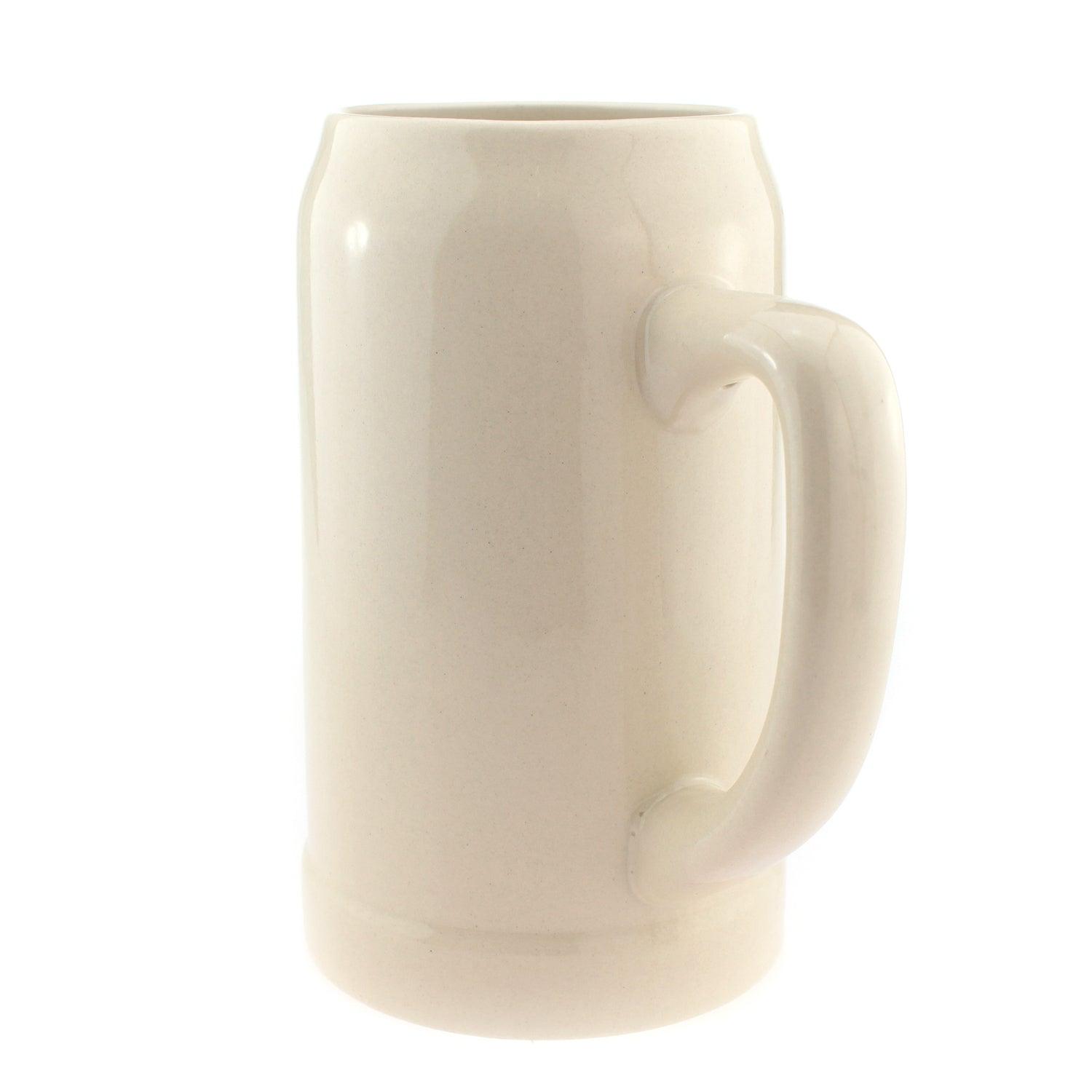 Hellgrauer Steinkrug mit runder Form, individuell graviertem Schriftzug in Schwarz und robustem Griff, 1,0 Liter.