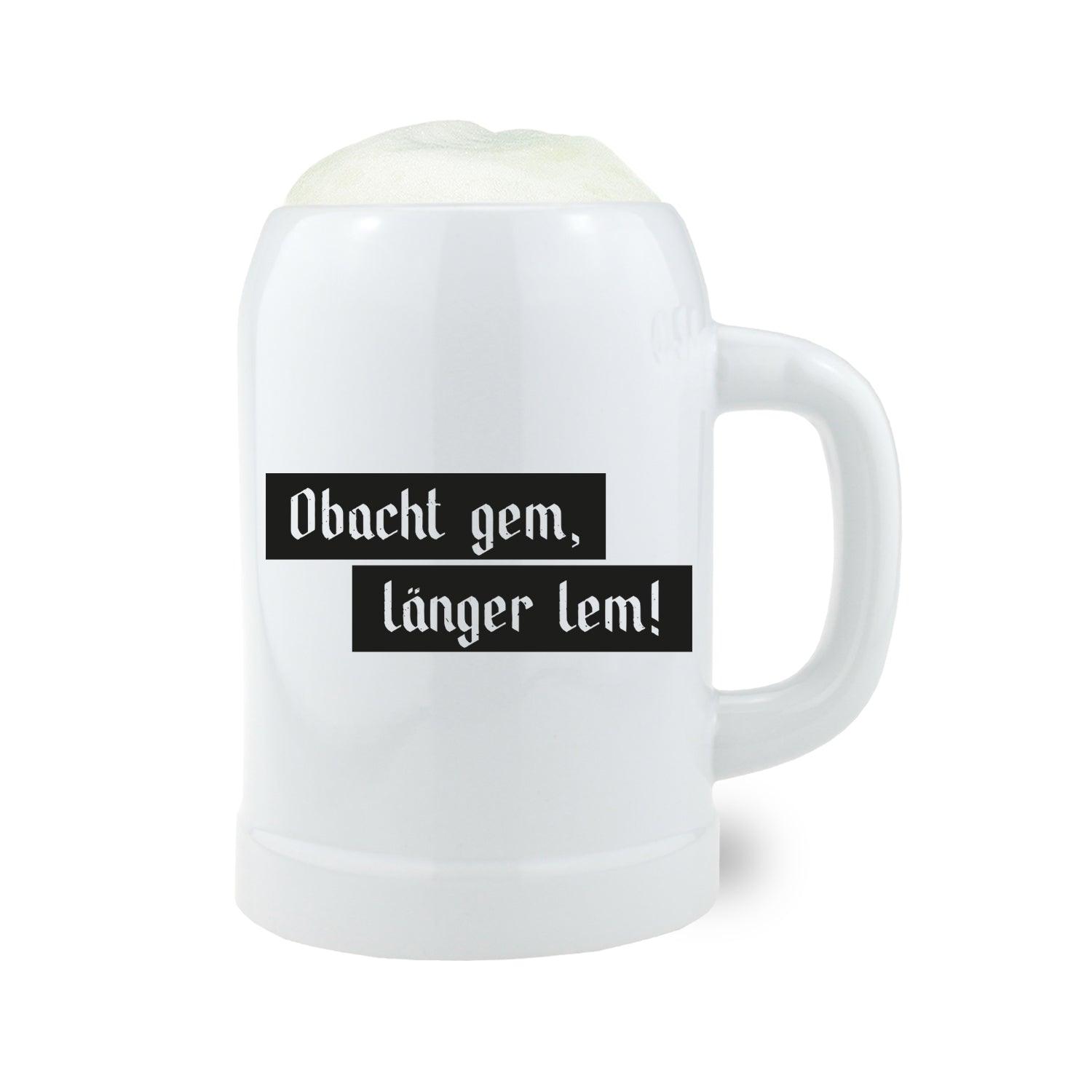 Beiger Steinkrug mit Henkel und Aufdruck „Obacht gebn, länga lem“ in Schwarz, Fassungsvermögen 0,5 Liter.