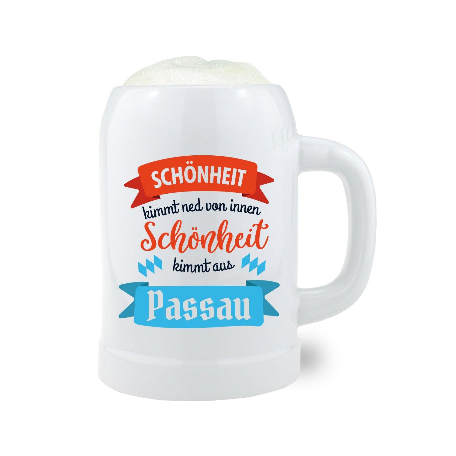 Personalisierbarer Bierkrug aus Keramik mit Gravur „Schönheit kimmt aus...“ und frei wählbarem Wunschort.