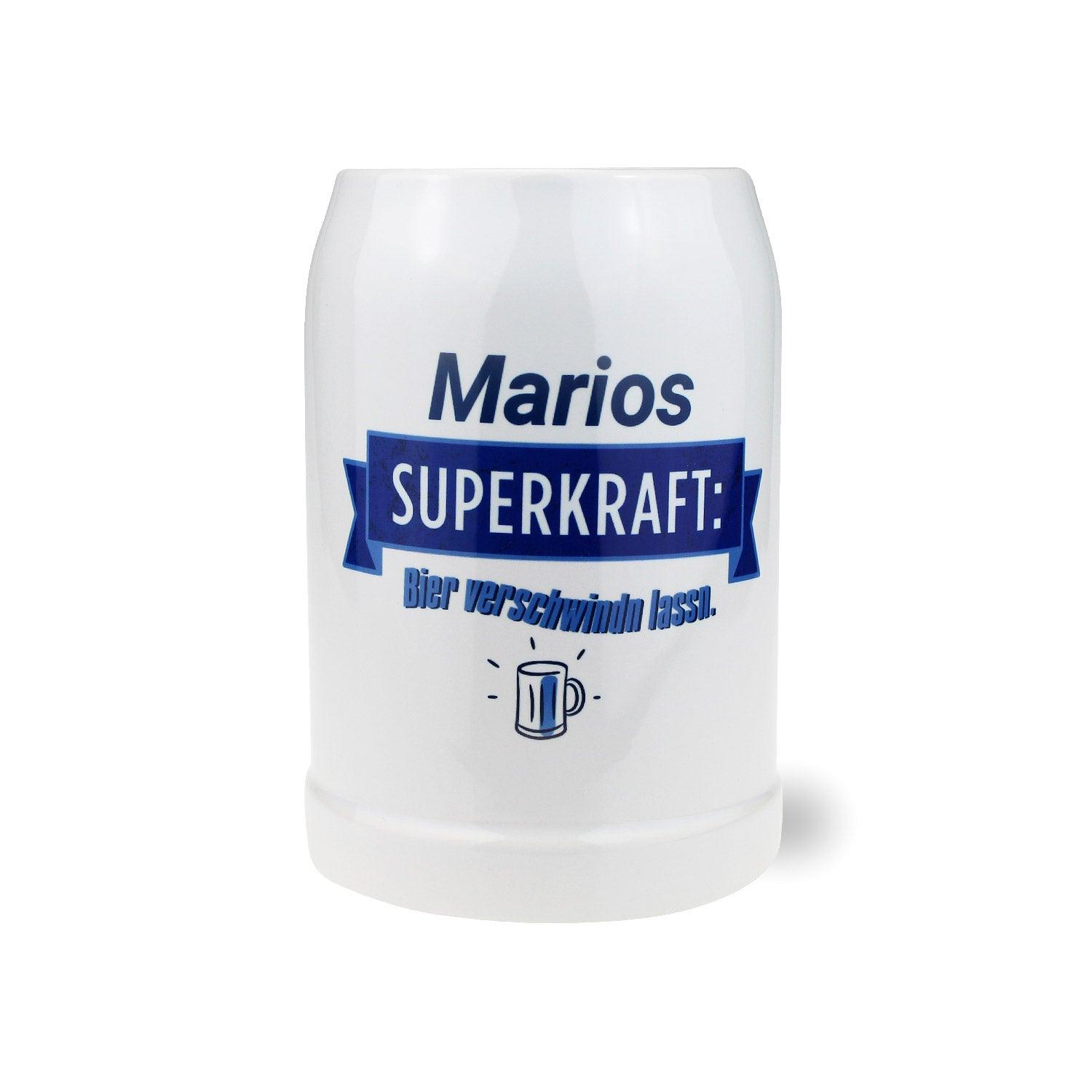 Personalisierter Bierkrug aus Glas mit graviertem "Superkraft"-Schriftzug und individuellem Wunschnamen; 0,5 Liter.
