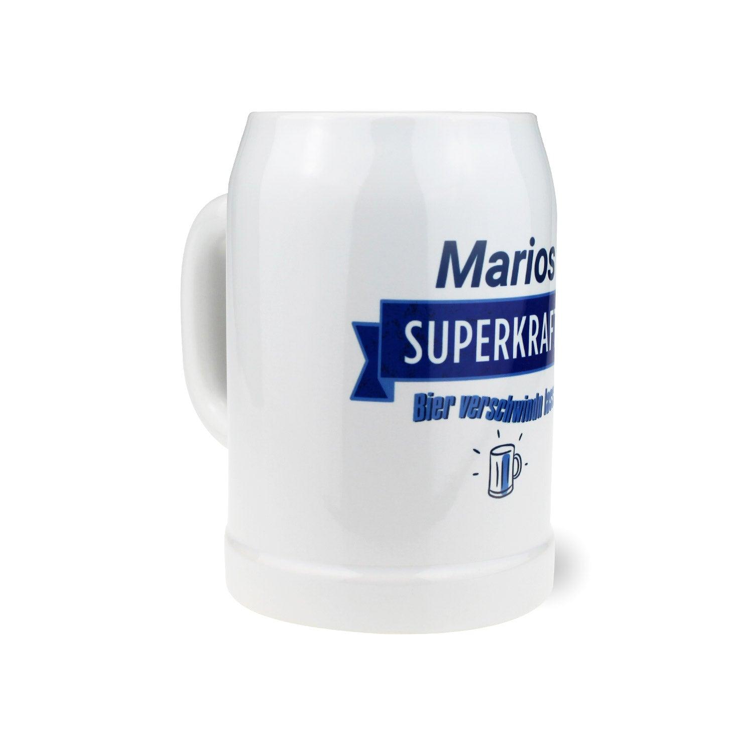 Halbliter-Bierkrug aus klarem Glas mit Henkel, weißer Gravur „Meine Superkraft: [Wunschname]“, robust und zylindrisch.