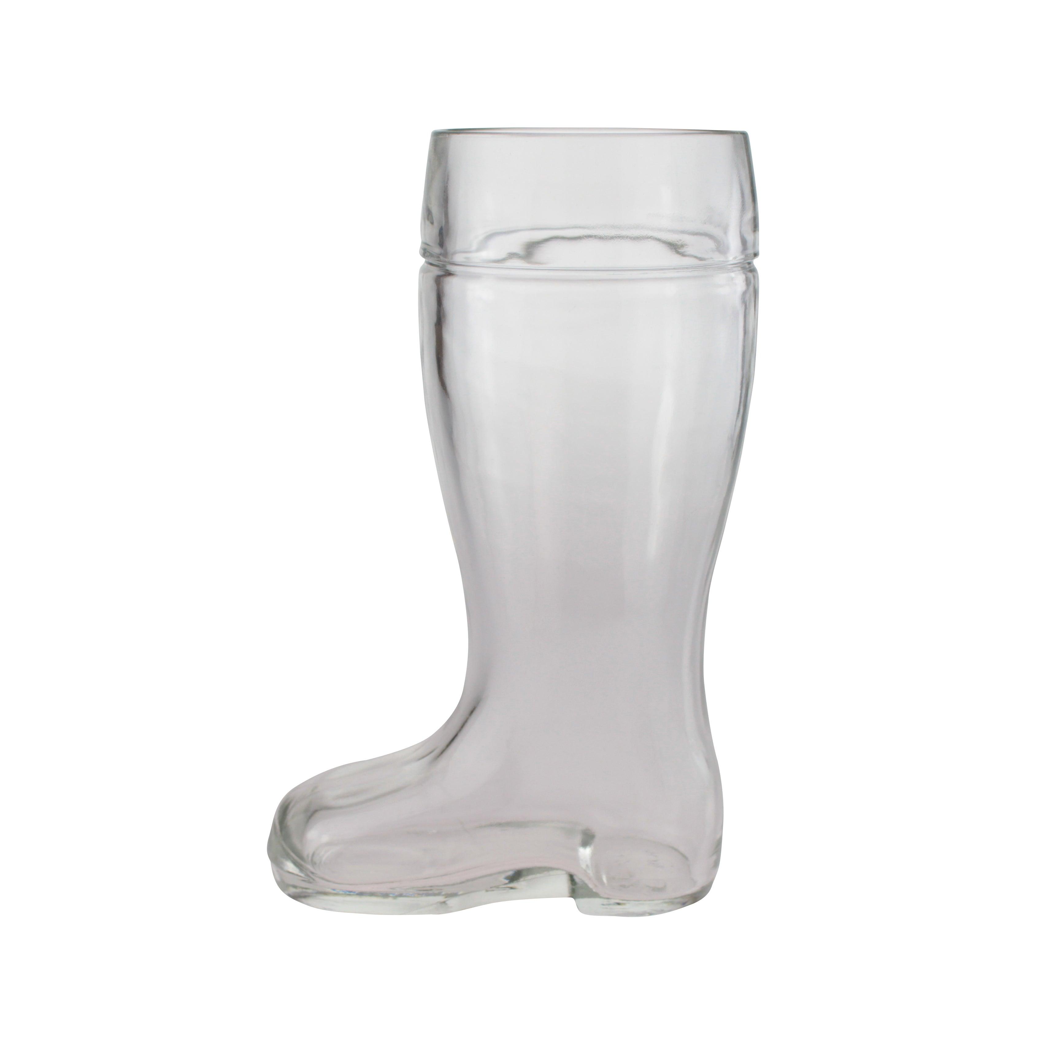 Transparenter Bierstiefel aus Glas mit geschwungener Form und individueller Gravur auf der Vorderseite.