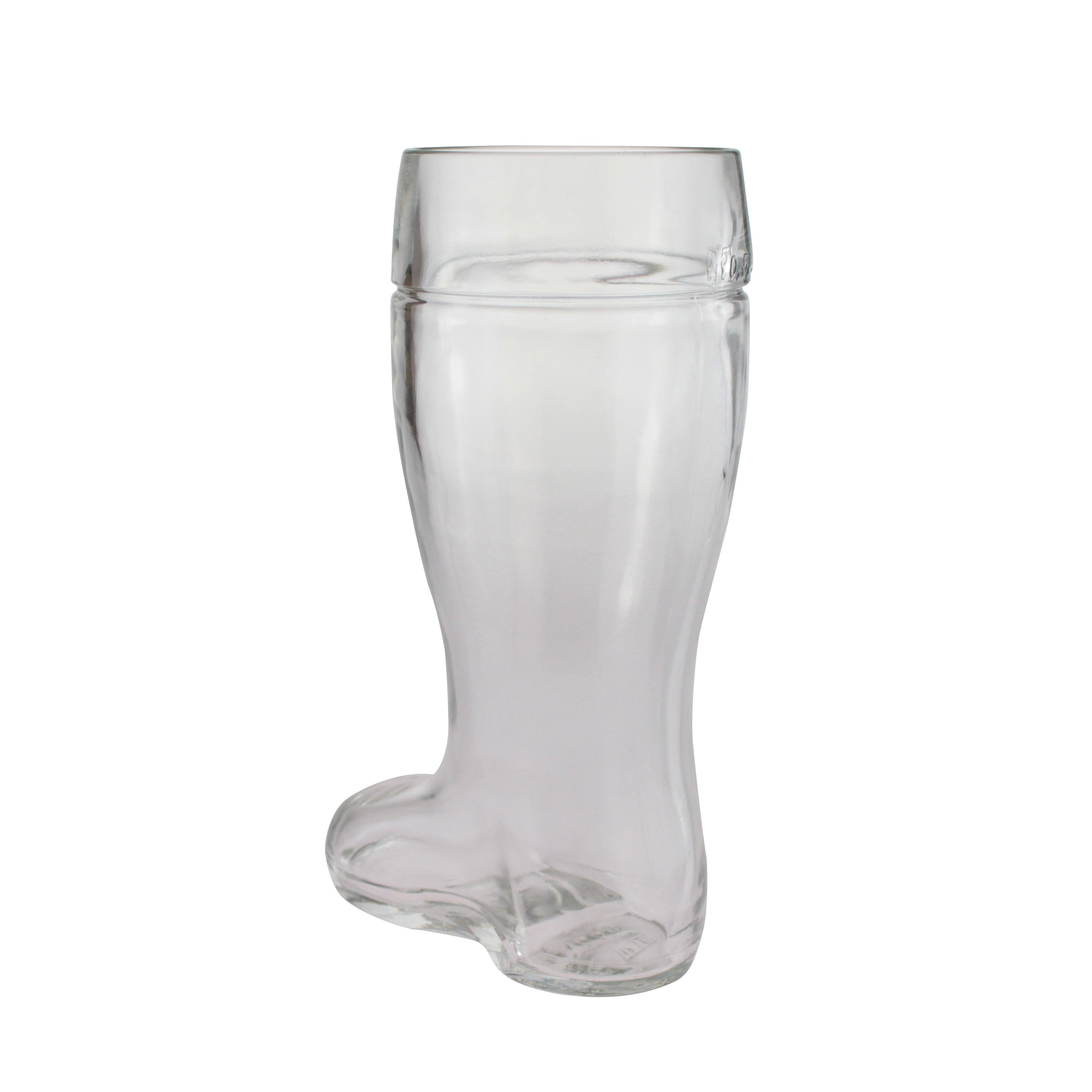 Transparenter Bierstiefel aus Glas in geschwungener Form mit graviertem Logo und individuellem Schriftzug.