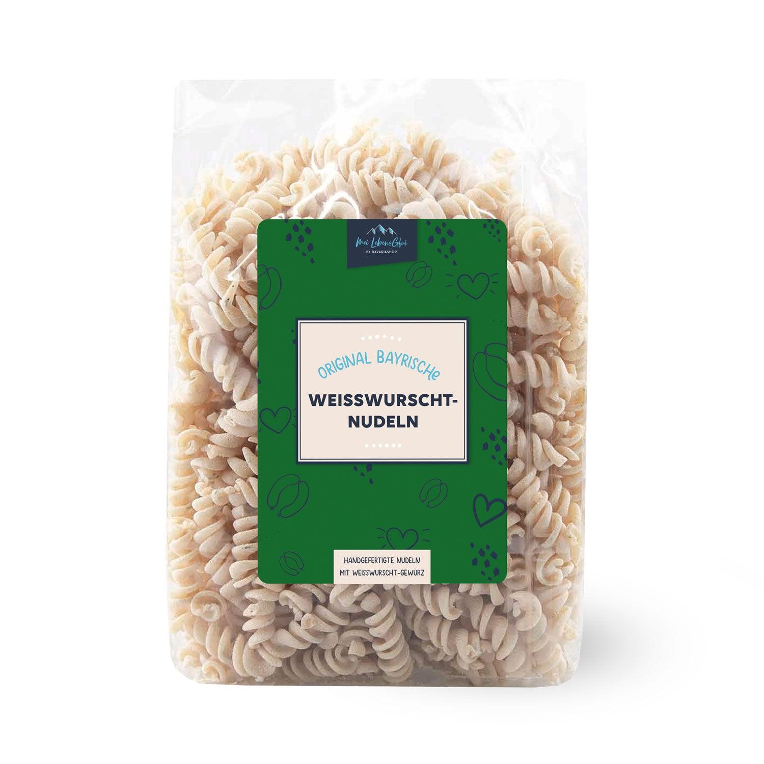 Handgefertigte Nudeln in Weißwurstform aus Hartweizengrieß mit sichtbaren Kräutern, beige-braune Farbe, 250 g.