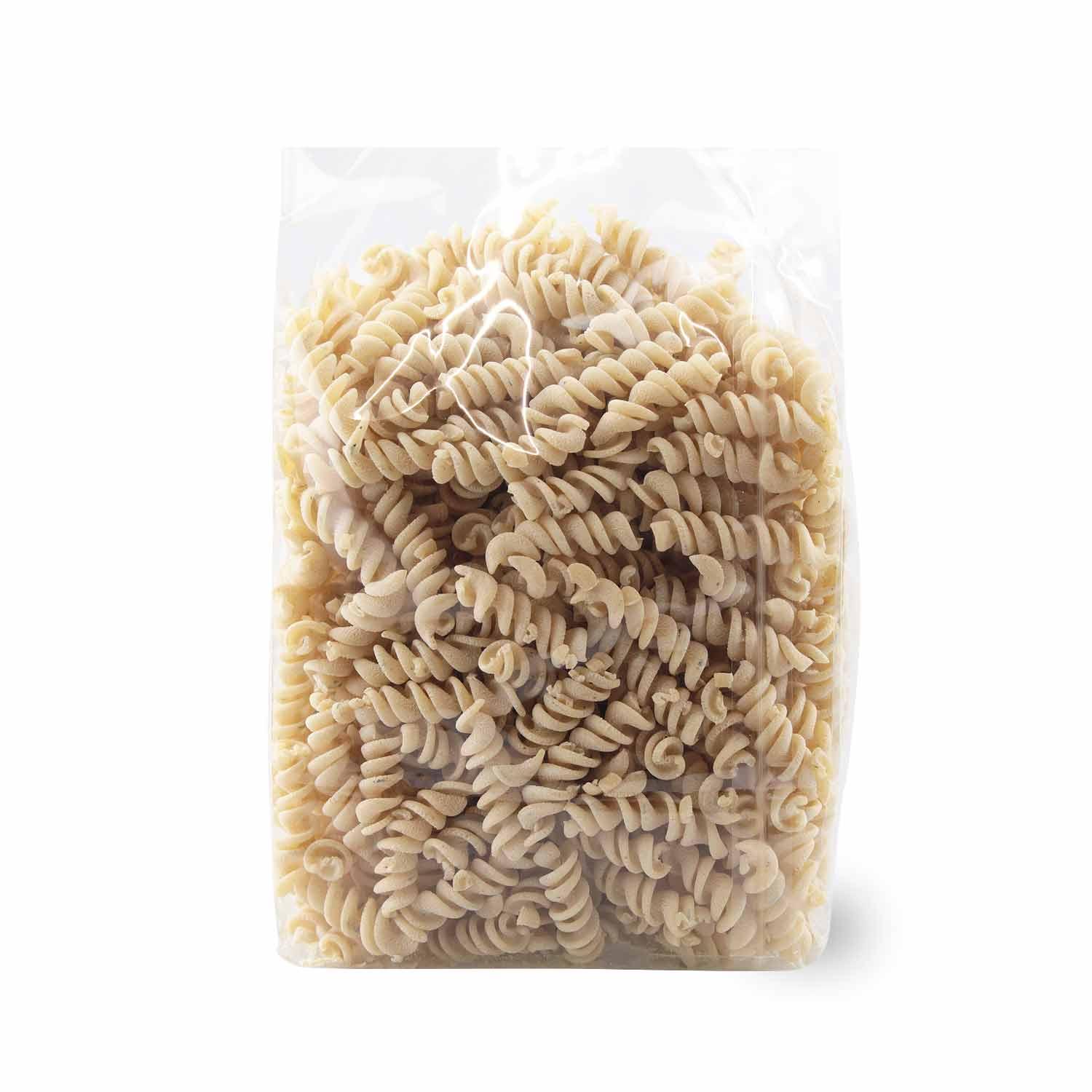 Handgefertigte Nudeln in Weißwurstform aus Hartweizengrieß mit typischem Weißwurstgewürz, beige-gelblich.