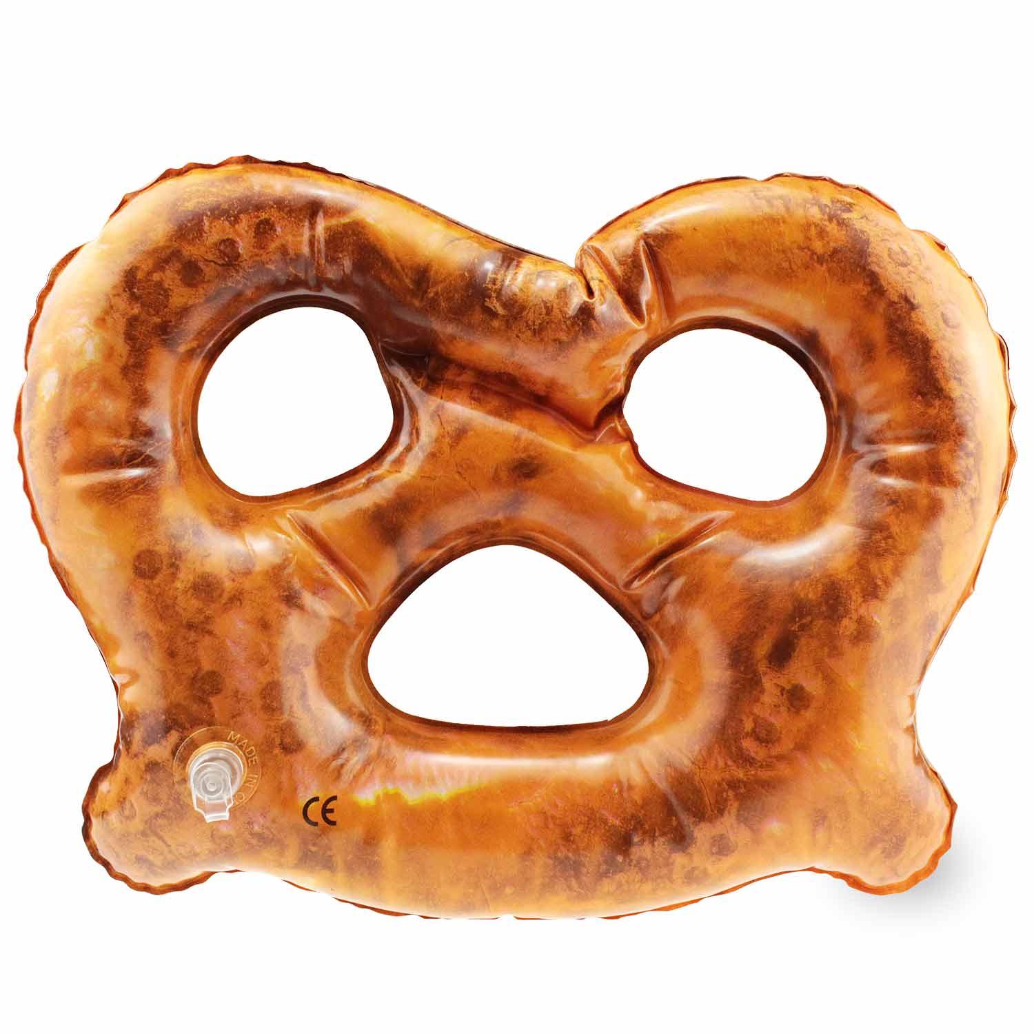 Aufblasbares Kissen in Brezel-Form mit weißem Schriftzug, brauner Oberfläche und realistischem Muster. Belastbar bis 120 kg.